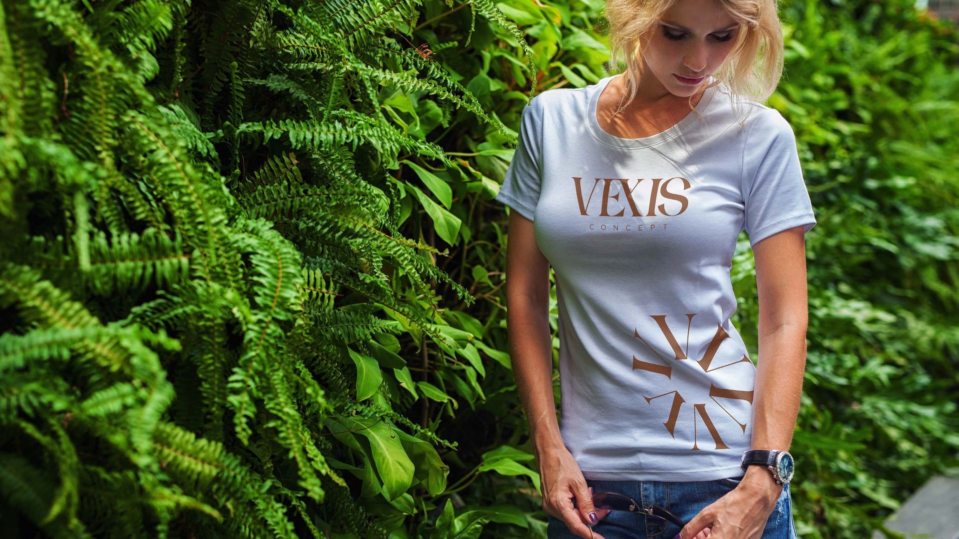 Mulher loira com camiseta branca com a palavra