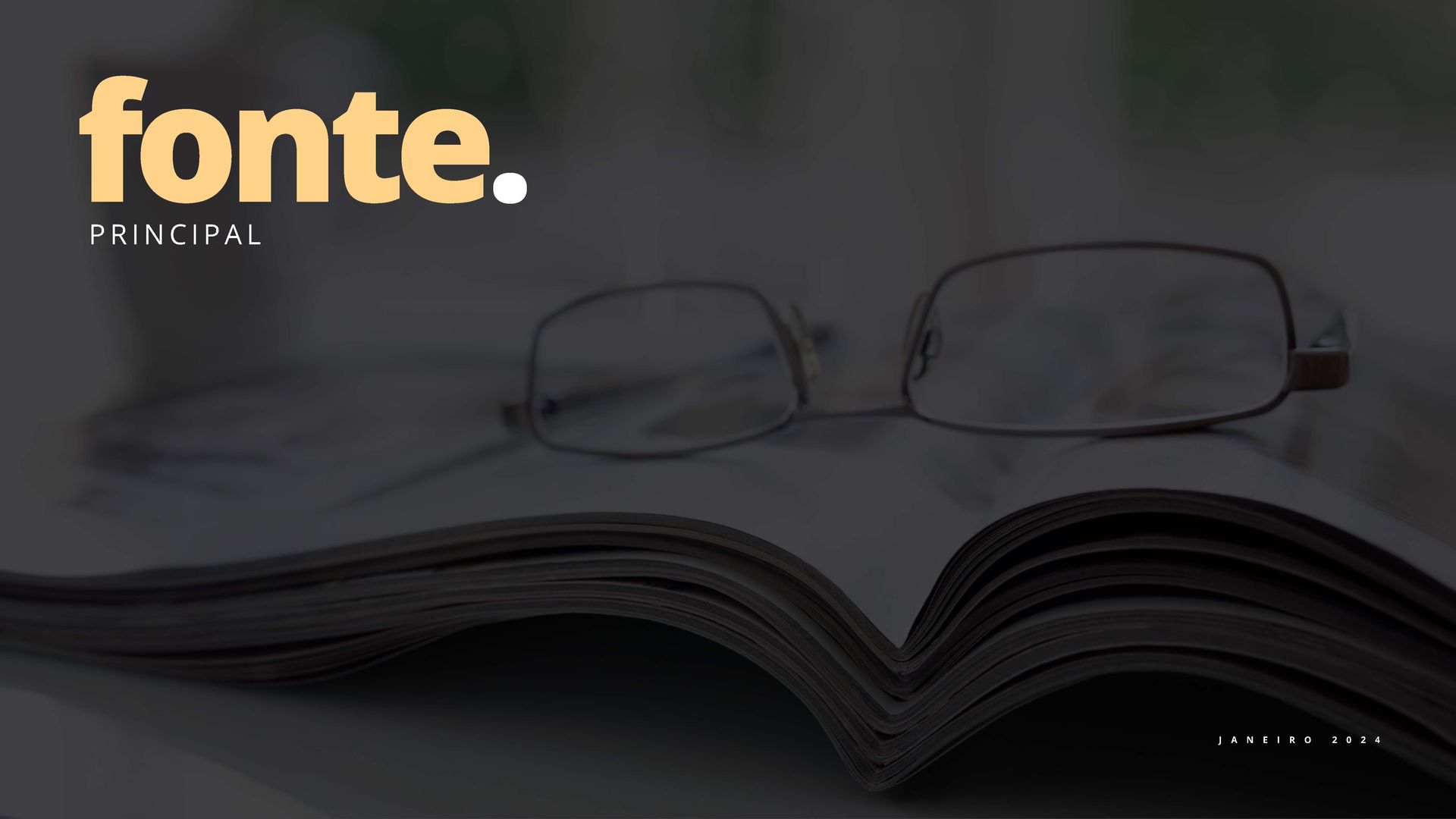 Um par de óculos em cima de um livro aberto