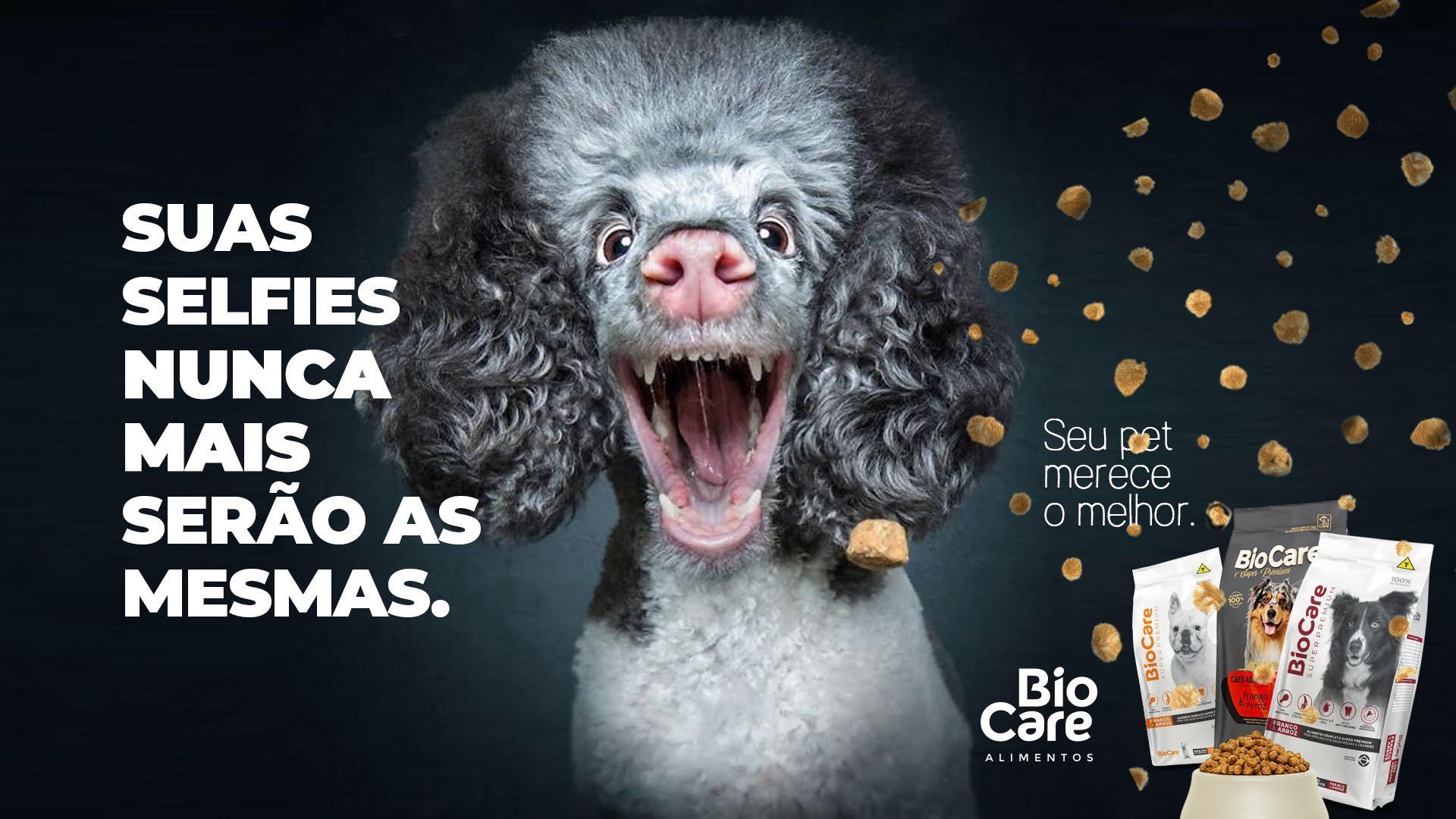 Um cachorro com a boca aberta e um saco de comida ao fundo.