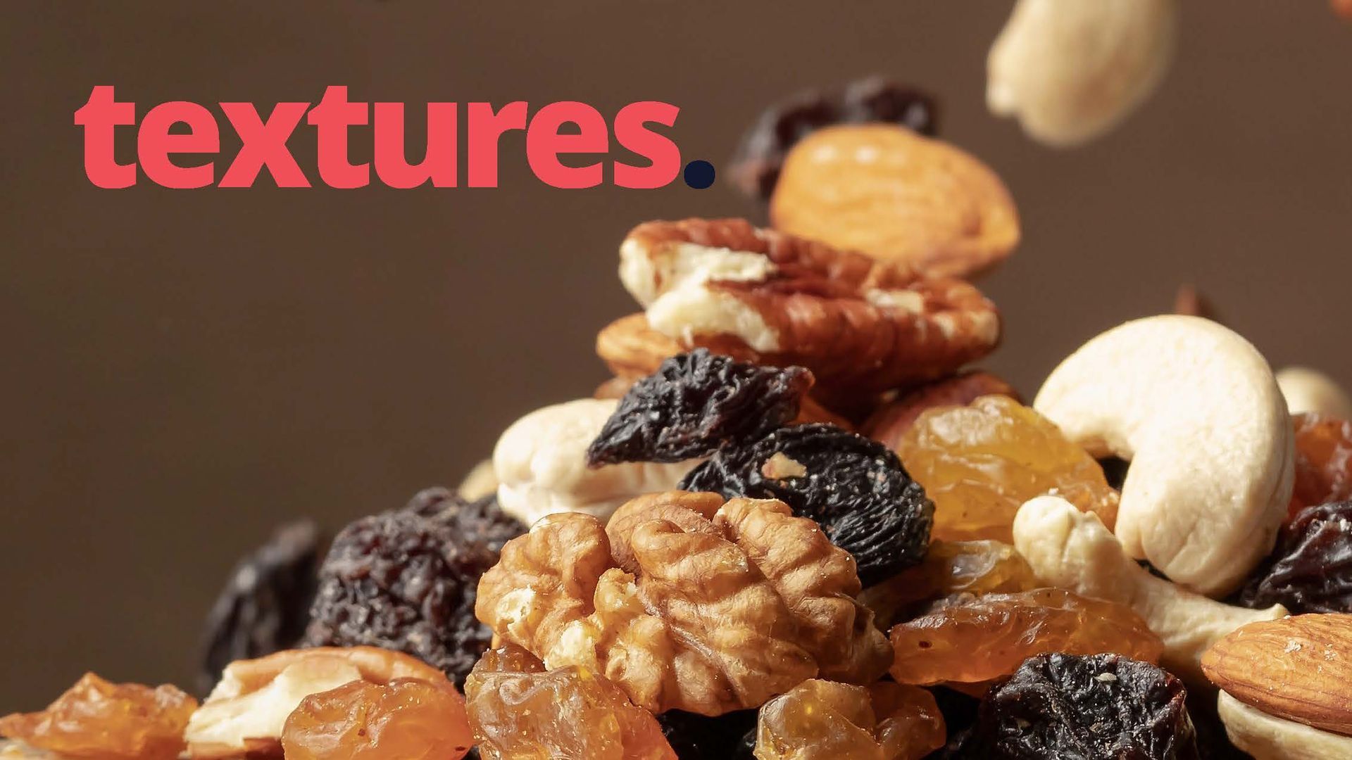 Pilha de nozes mistas e frutas secas, com um logotipo rosa de