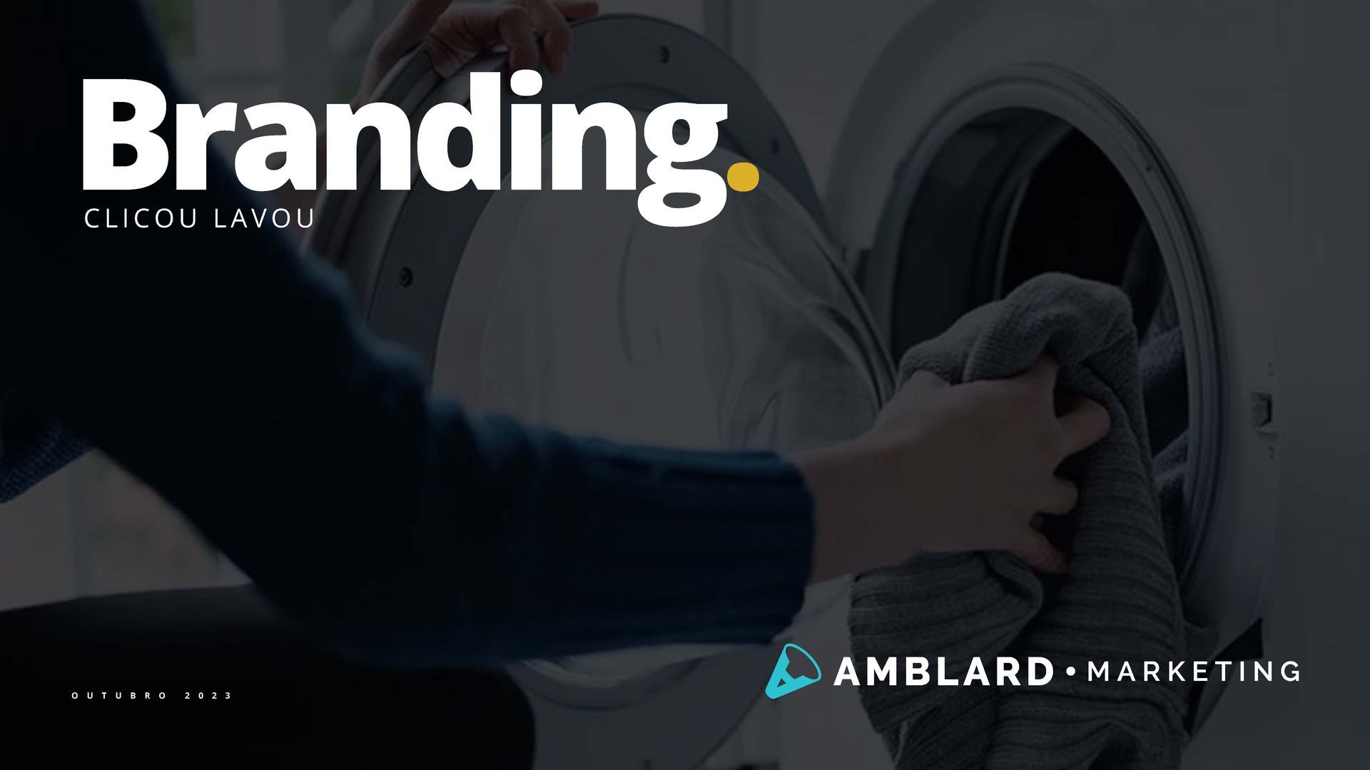 Pessoa colocando roupa na máquina de lavar, marcada com o texto