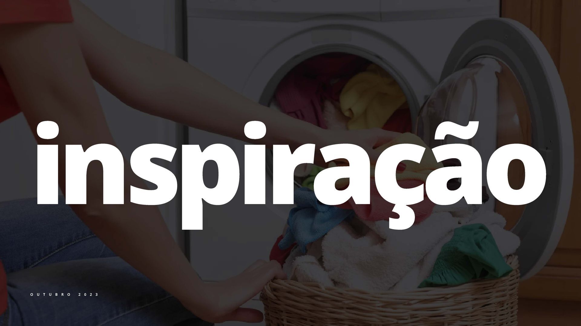 Uma pessoa colocando roupas coloridas em uma máquina de lavar, com a palavra