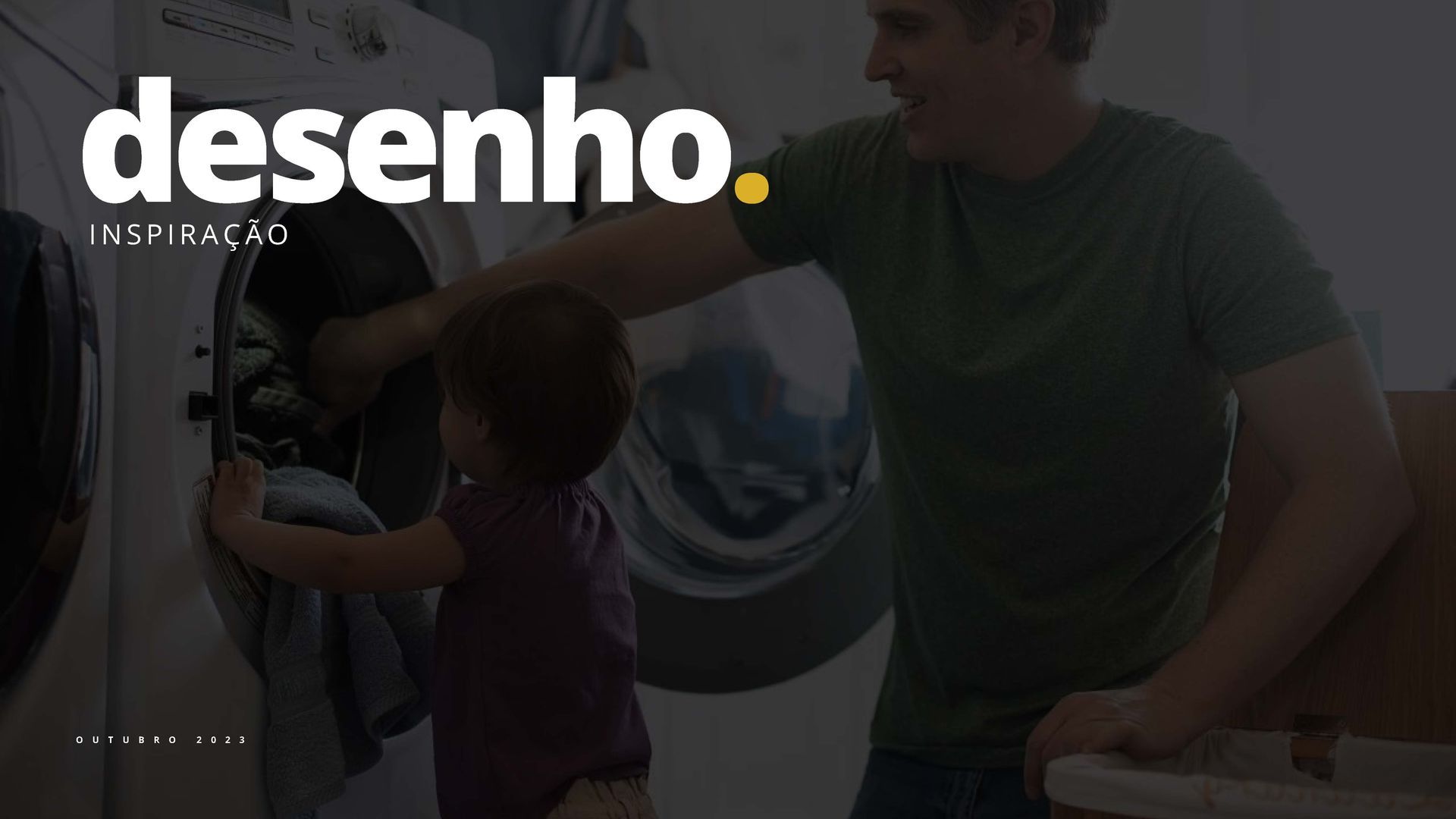 Um homem e uma criança colocando roupas na máquina de lavar. O homem sorri enquanto ajuda a criança.