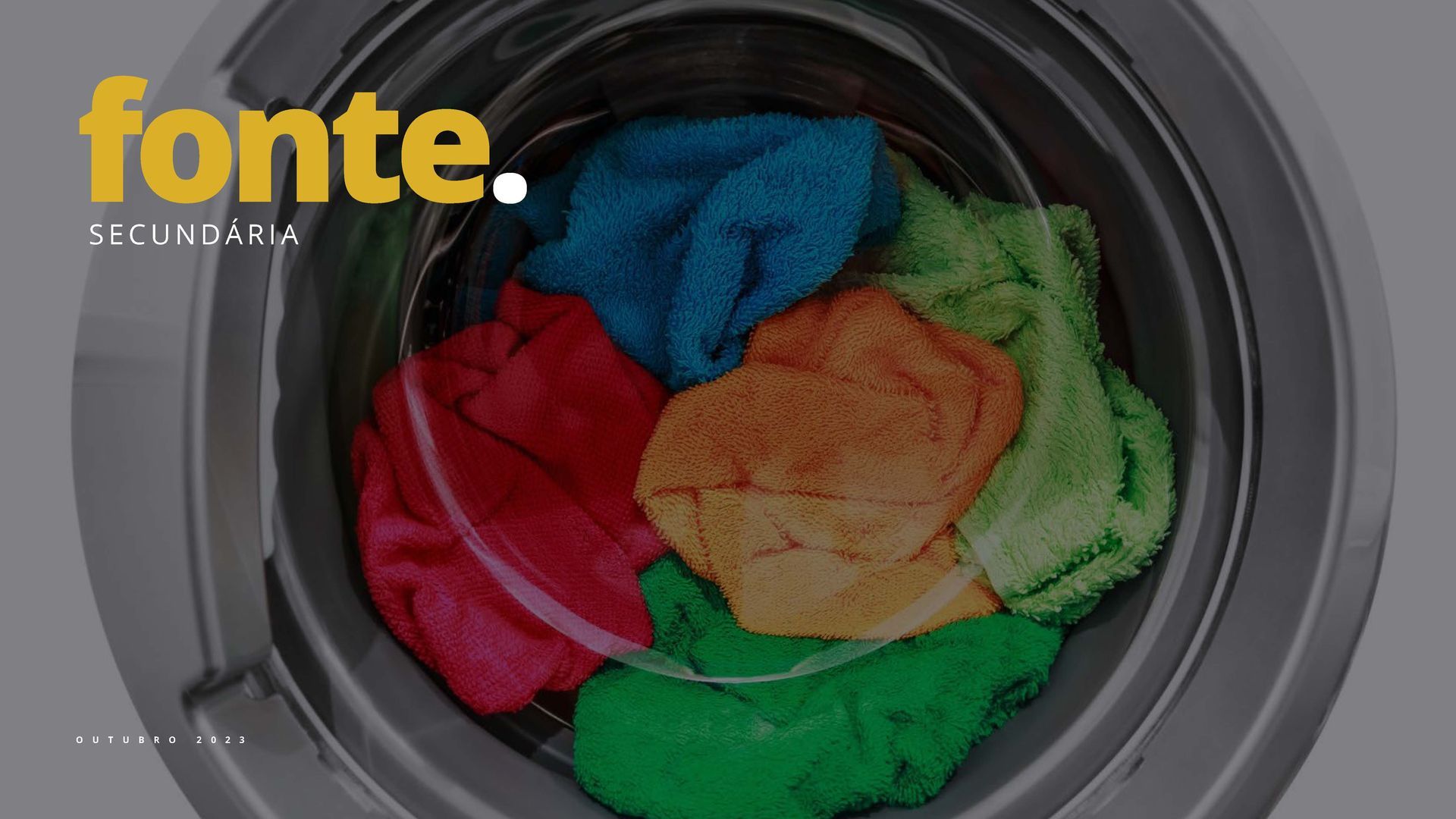 Roupas de várias cores dentro do tambor de uma máquina de lavar.