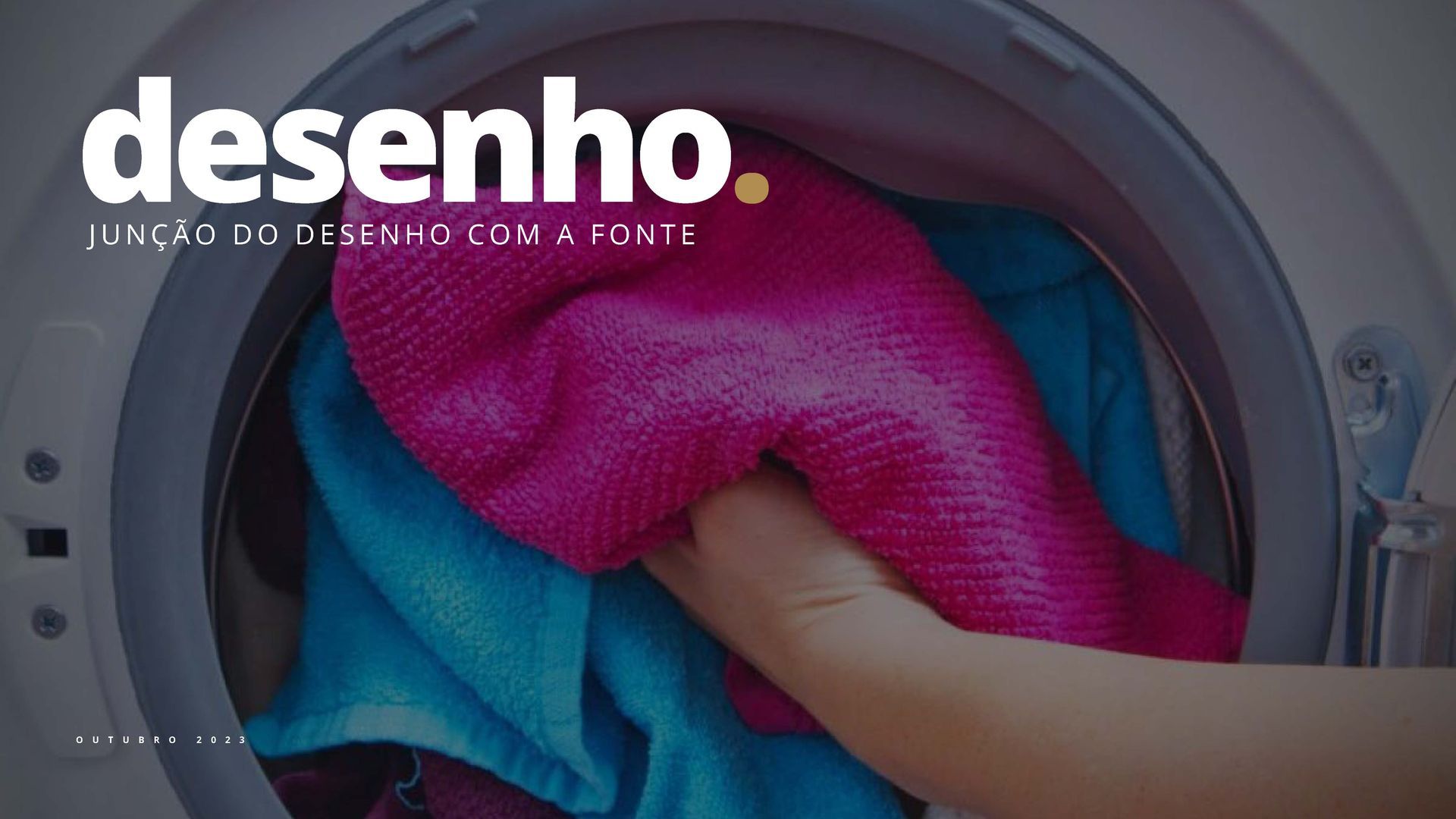 Mão de uma pessoa colocando uma toalha rosa em uma máquina de lavar cheia de roupas. O logotipo