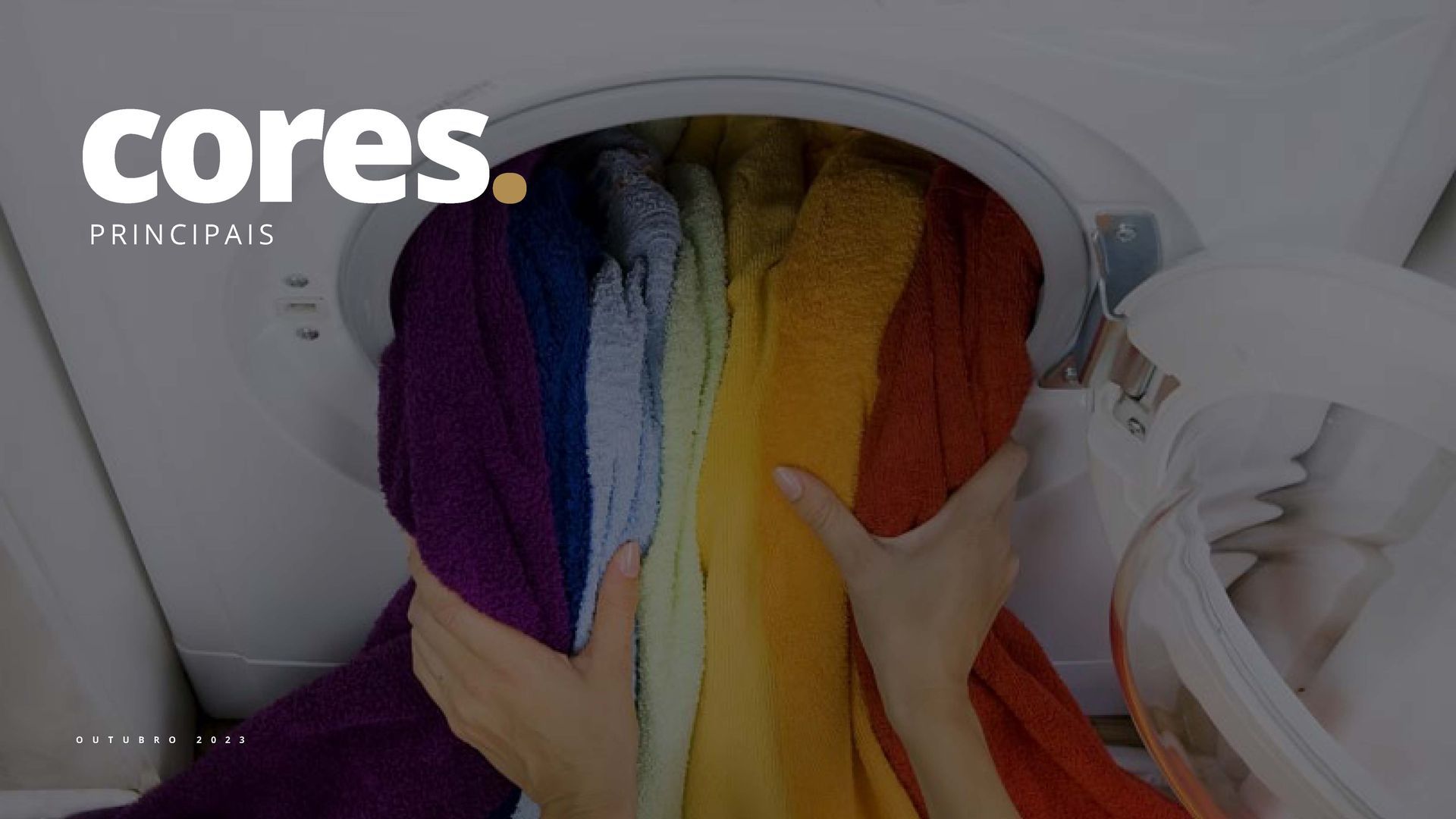 Mulher colocando toalhas coloridas na máquina de lavar, formando um arco-íris. O texto branco