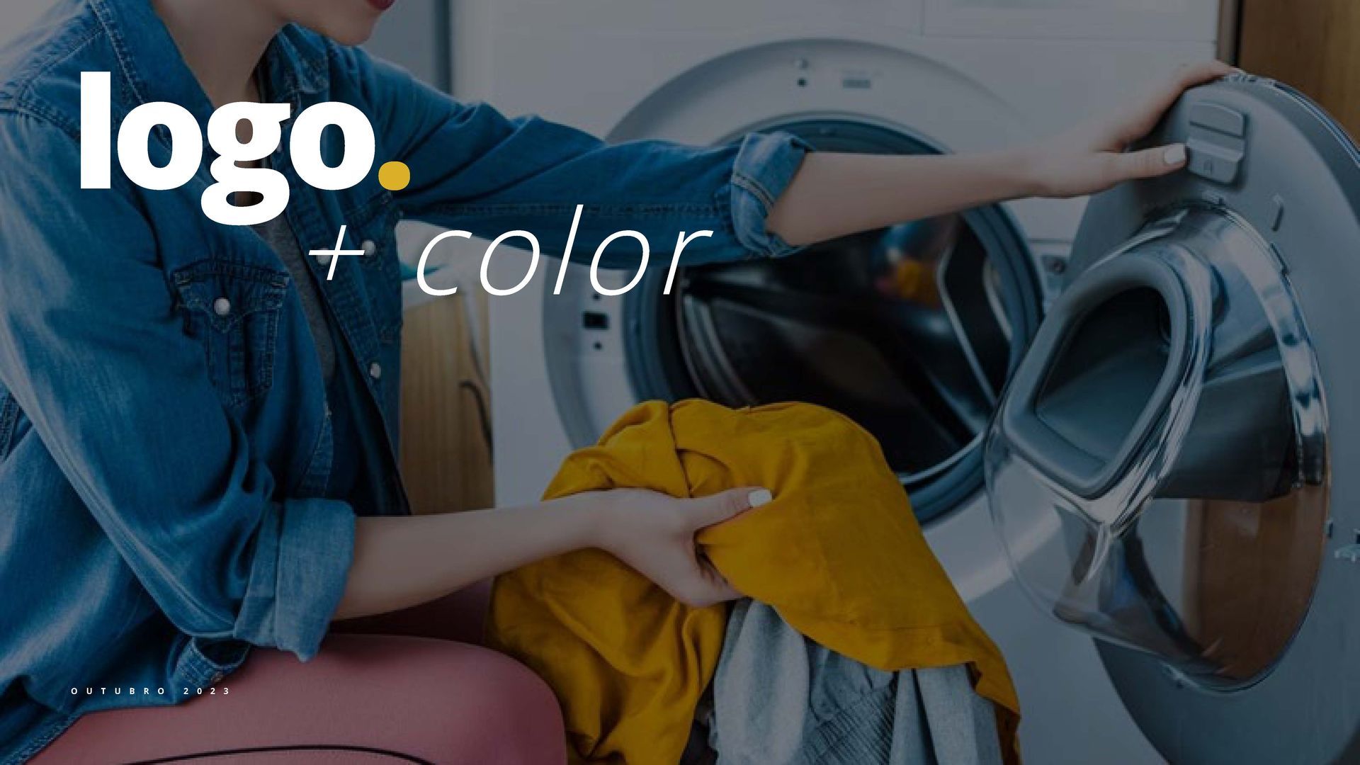 Pessoa colocando roupa na máquina de lavar, segurando peças amarelas; texto