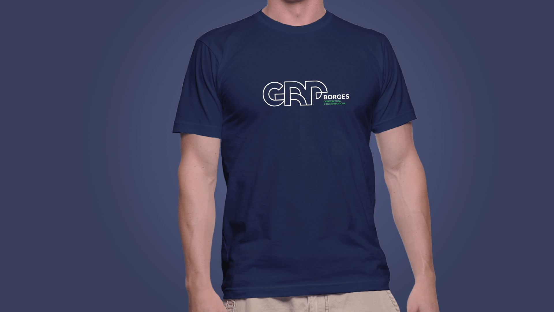 Homem vestindo uma camiseta azul marinho com o logotipo