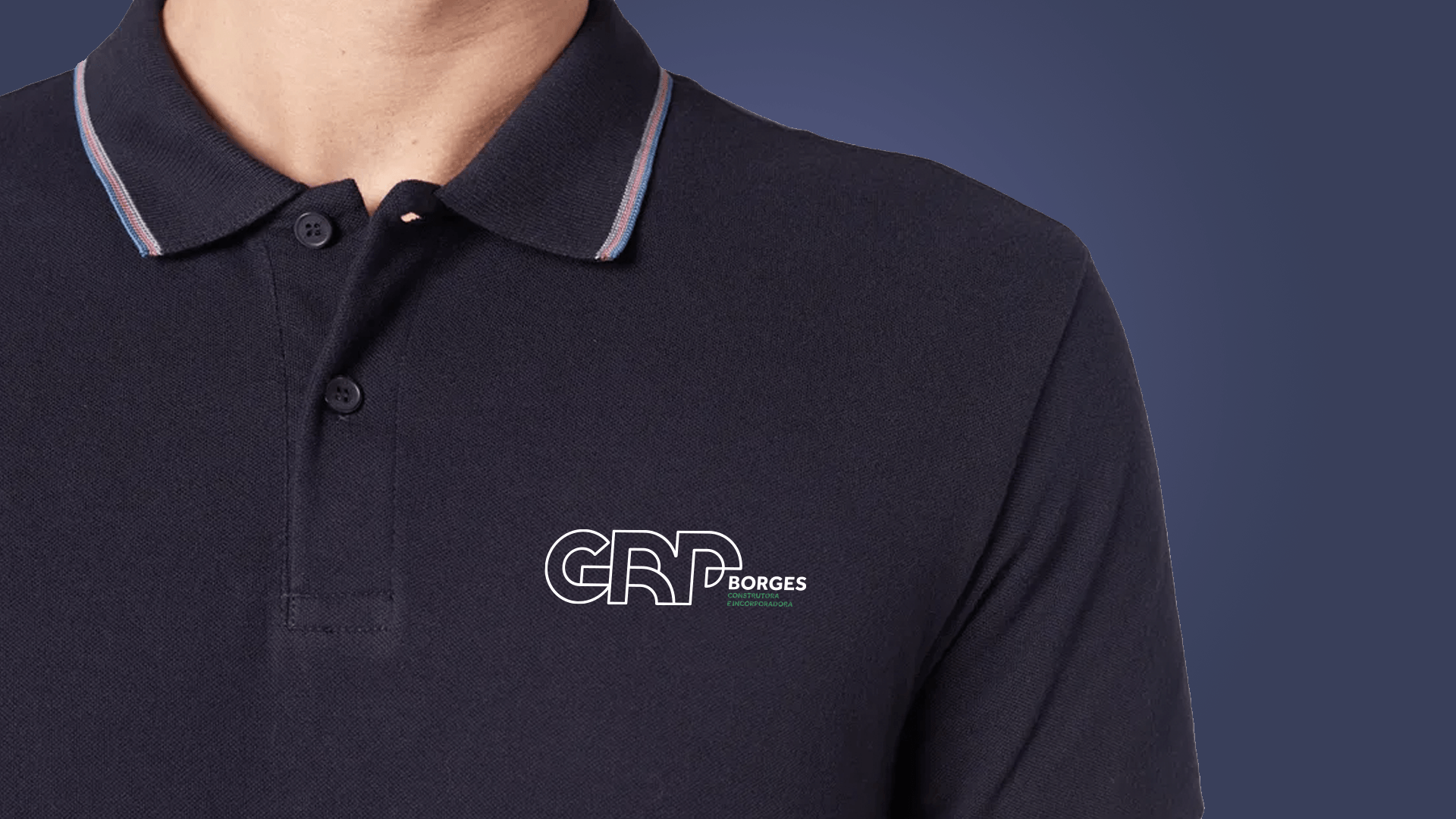 Camisa polo azul-marinho com um pequeno logotipo