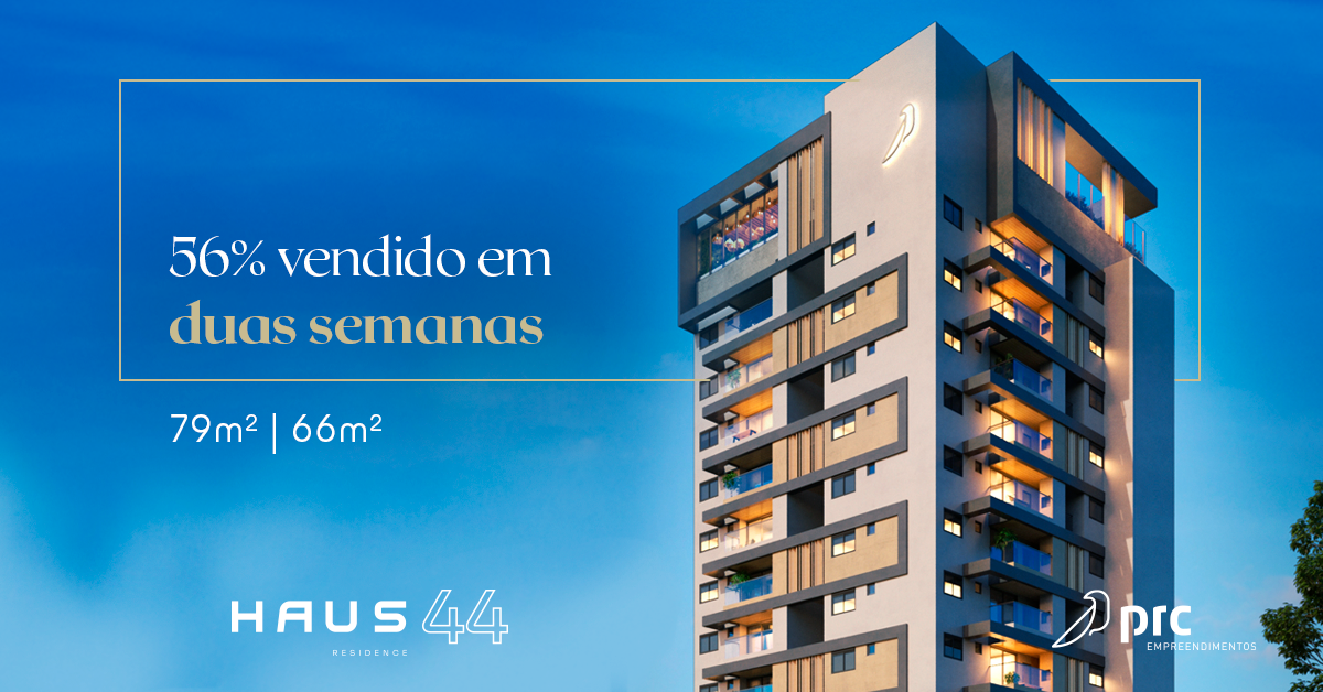 Edifício moderno de apartamentos altos com texto