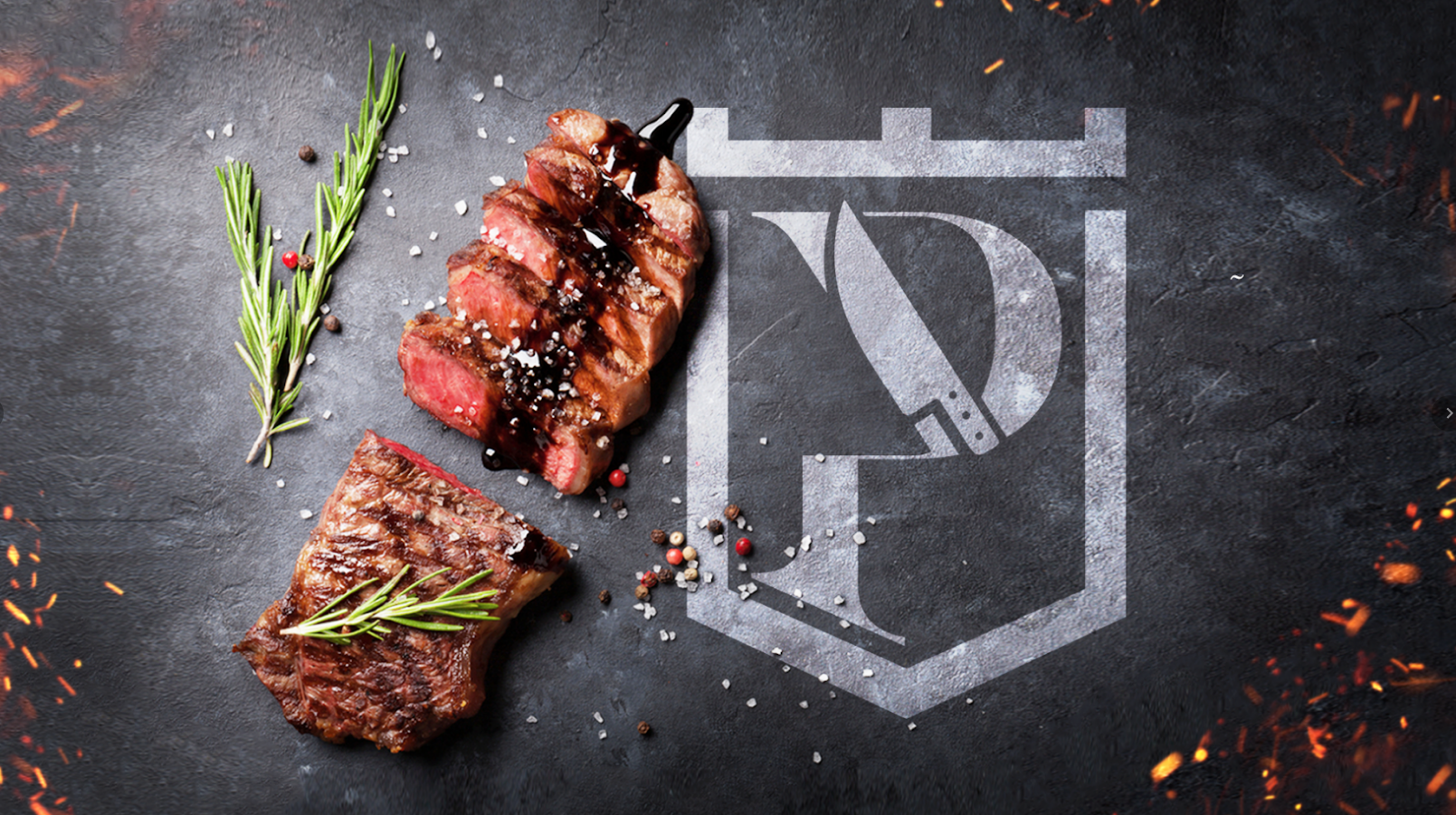 Fatias de bife grelhadas com molho e alecrim, colocadas sobre uma superfície escura com um logotipo.