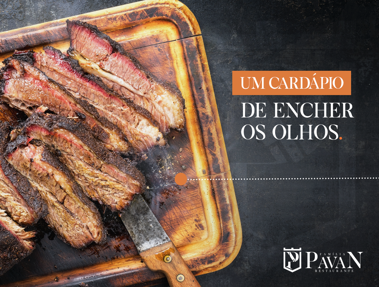 Peito bovino defumado fatiado sobre uma tábua de madeira com uma faca, texto: