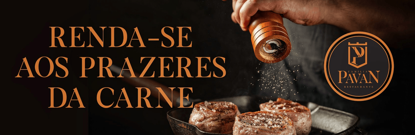 A hand seasoning grilled steaks with a pepper grinder. Text in Portuguese: