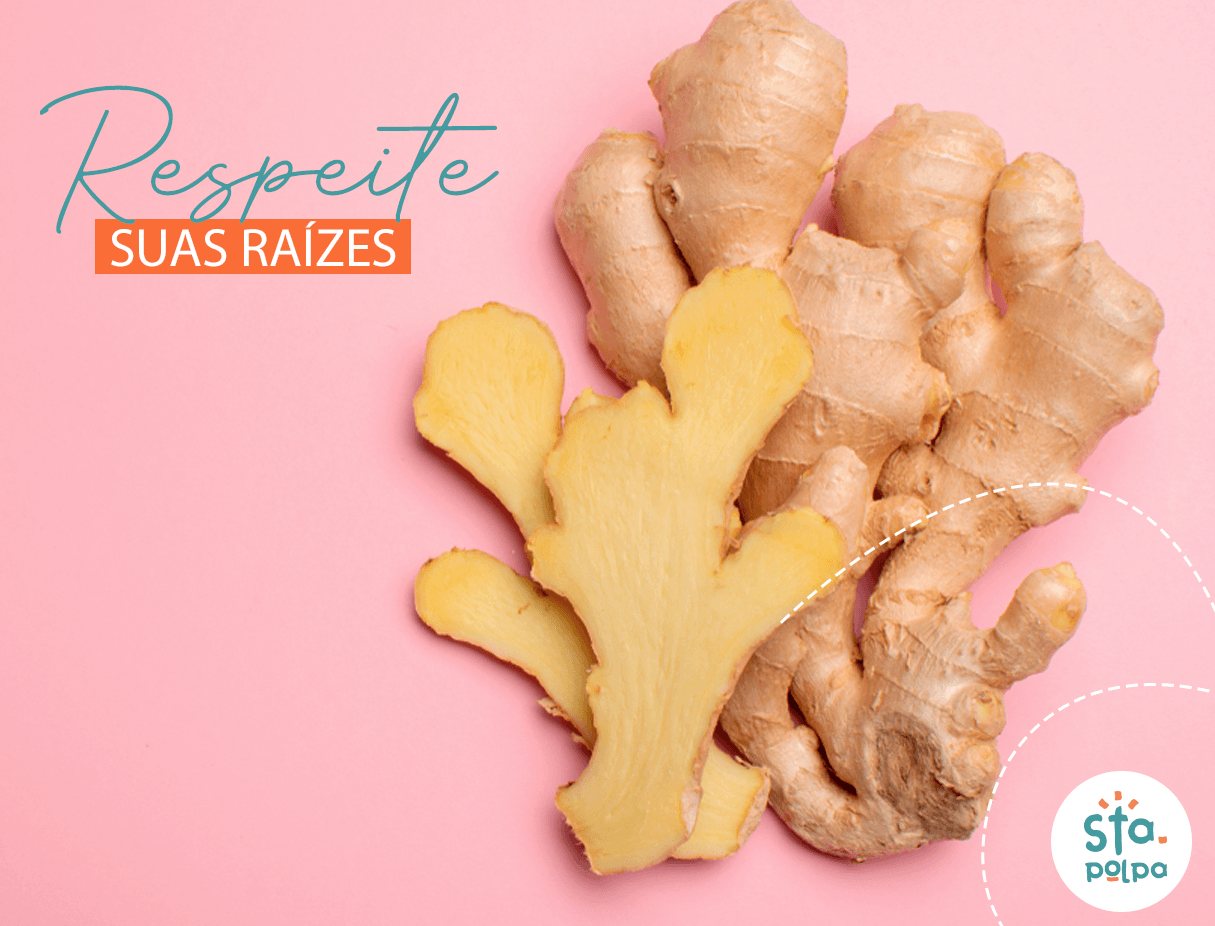 Fatias e raízes de gengibre em um fundo rosa com o texto 