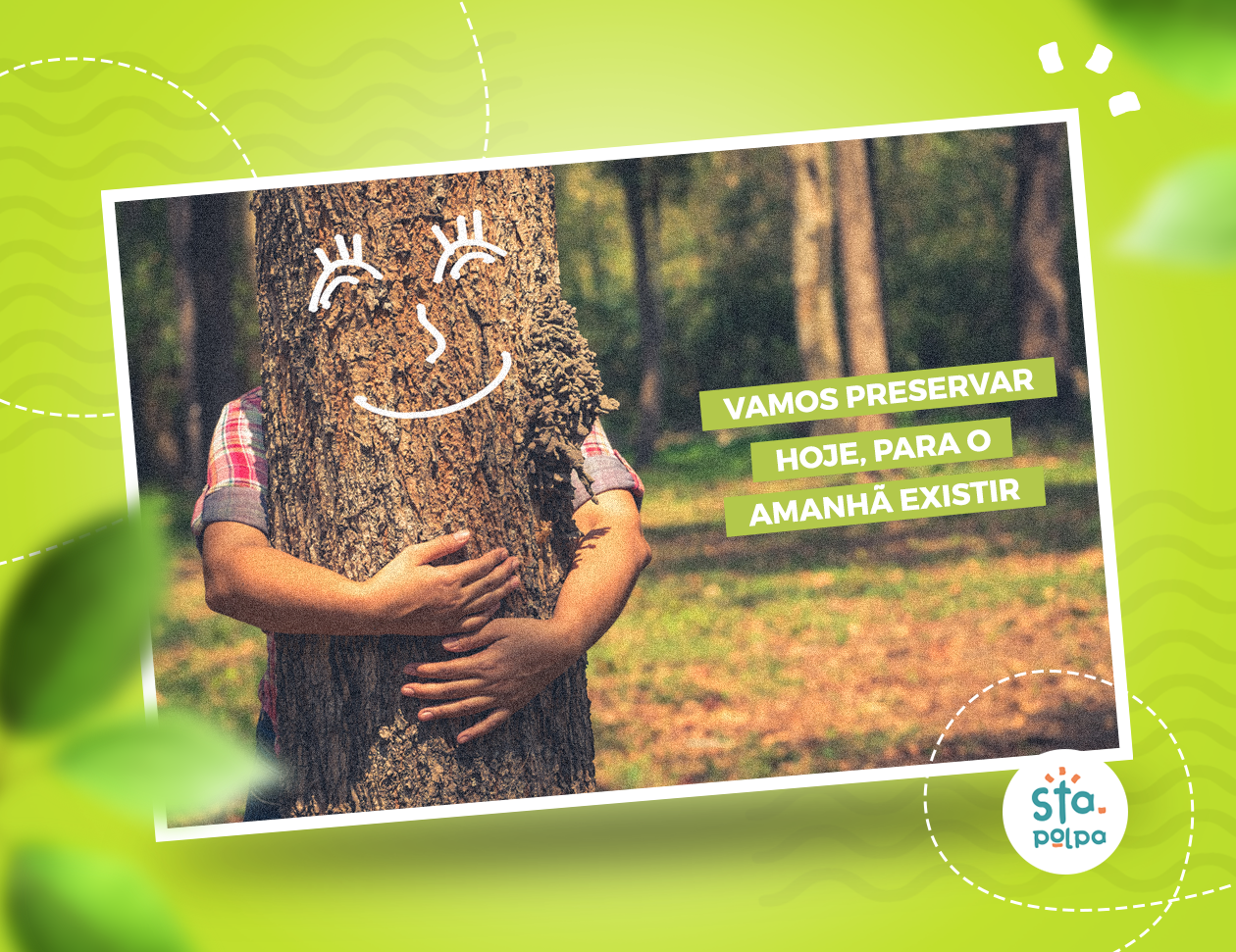 Uma pessoa abraçando uma árvore com um rosto sorridente desenhado, promovendo a preservação ambiental. O texto diz: 