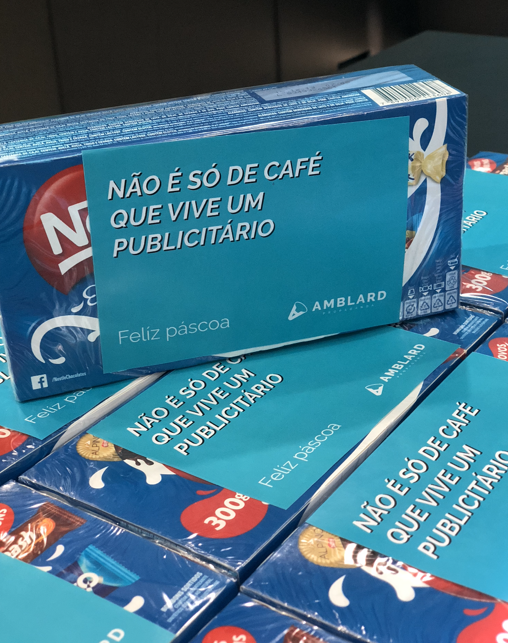 Boxes of blue candy bars with Portuguese text: