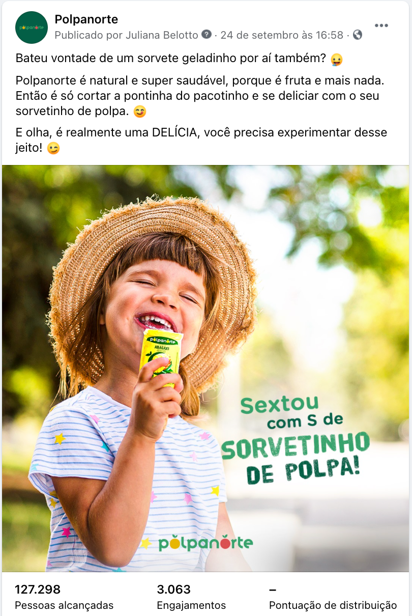 Uma garotinha está segurando uma casquinha de sorvete na mão.