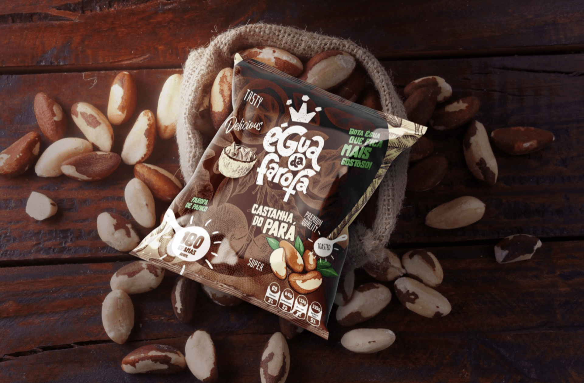 Dois sacos de nozes estão sobre uma mesa de madeira ao lado de uma cesta de nozes.