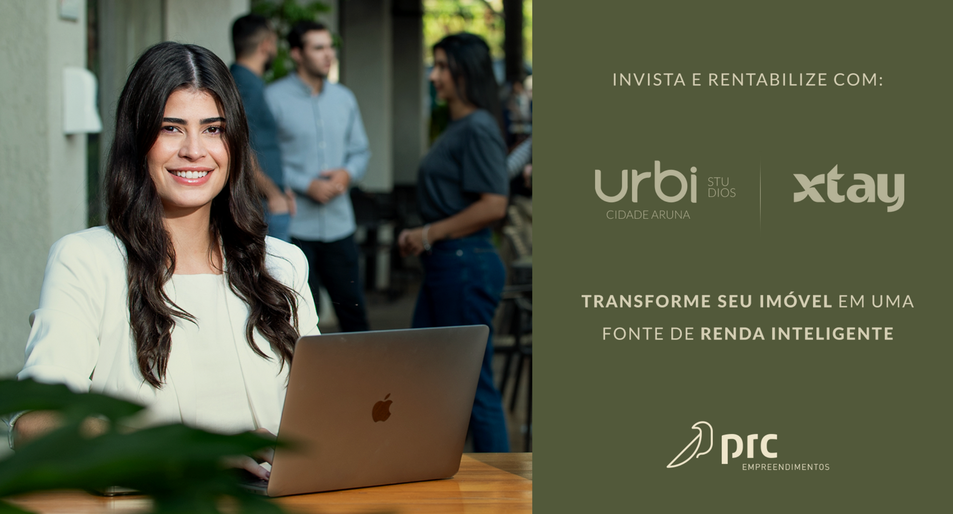 Mulher sorrindo enquanto trabalha em um laptop em um escritório. Texto promove a transformação do mercado imobiliário em fonte de renda com logotipos da Urbi, Xtay e PRC.