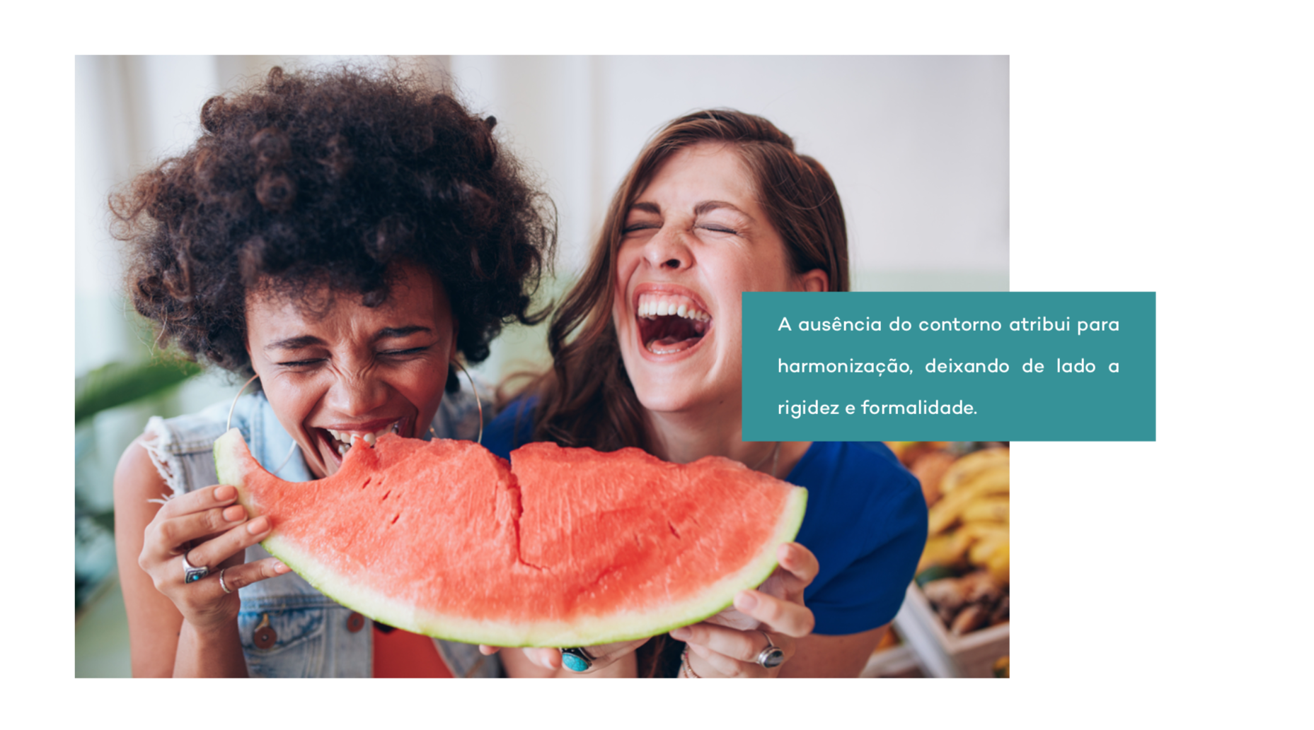 Duas mulheres riem e mordem uma grande fatia de melancia. Uma faz careta, a outra tem os olhos fechados e a boca aberta.