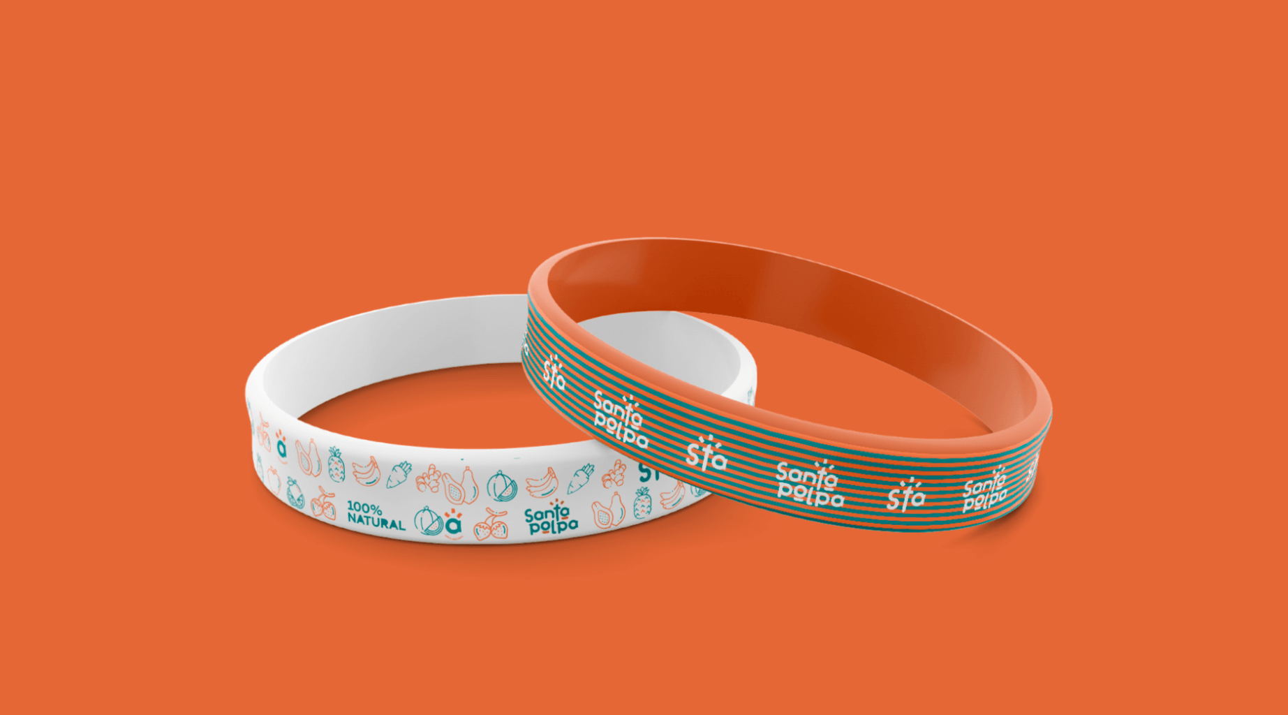 Duas pulseiras de silicone: uma branca com desenhos azul-petróleo, a outra laranja com detalhes verdes.