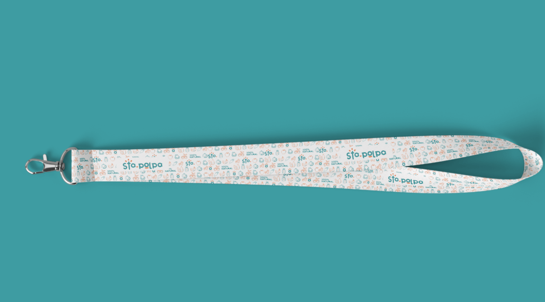 Cordão branco com pequeno texto azul e fecho de metal sobre fundo azul-petróleo.