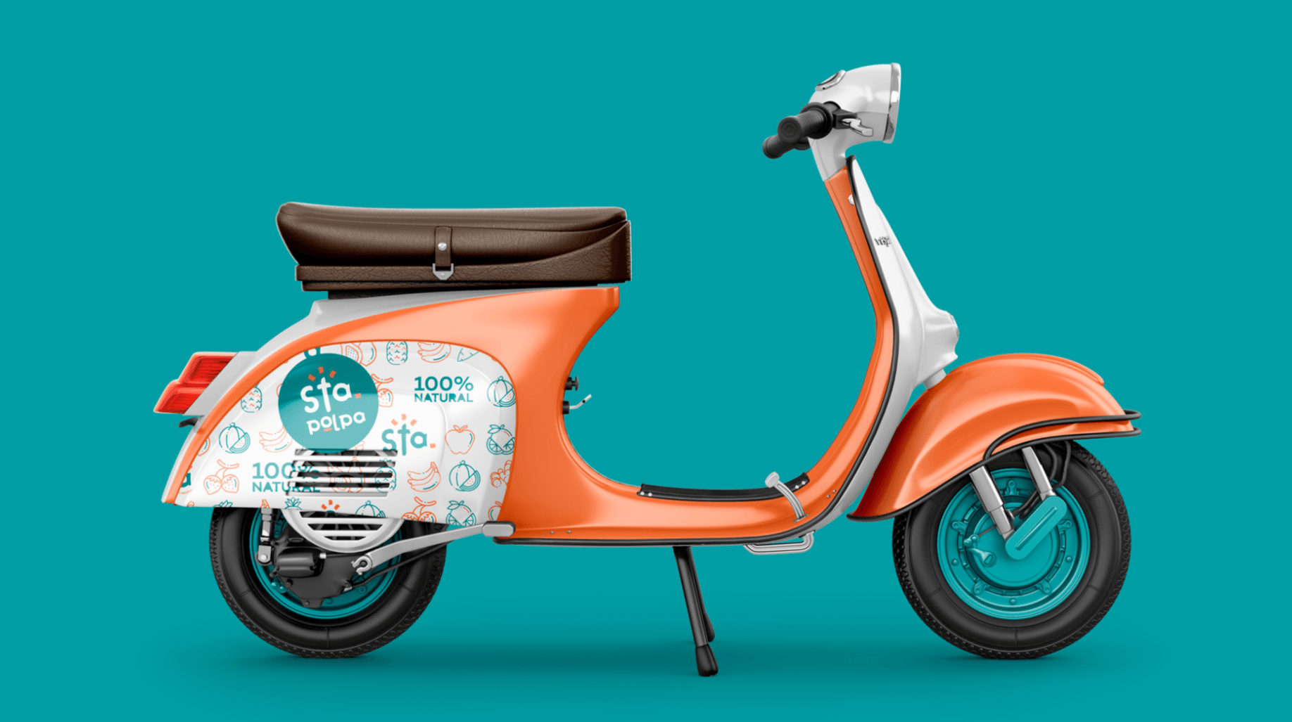 Patinete laranja e branco com assento marrom e rodas turquesa sobre fundo azul-petróleo. O patinete tem logotipos na lateral.