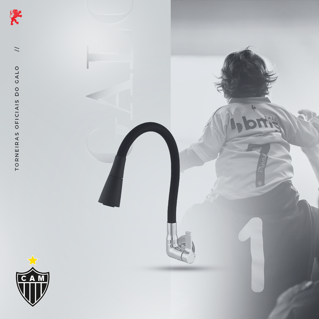 Uma torneira de cozinha preta e flexível com uma criança sendo segurada por um adulto, em frente a um fundo em tons de cinza com o logotipo do Atlético Mineiro.