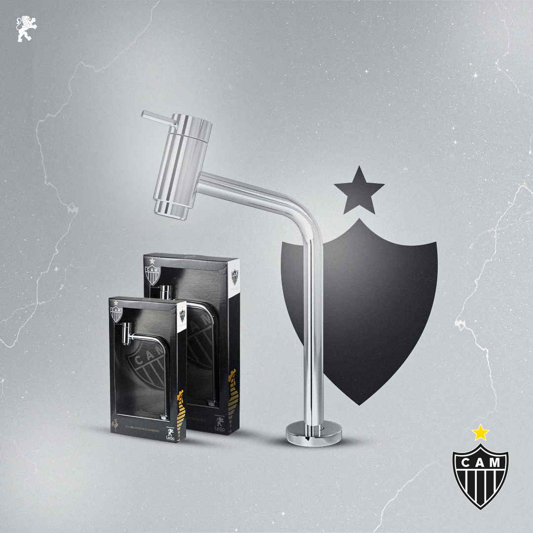 Dois frascos de perfume e uma estrutura prateada em forma de microfone ao lado de um escudo com uma estrela e o logotipo de um time esportivo.