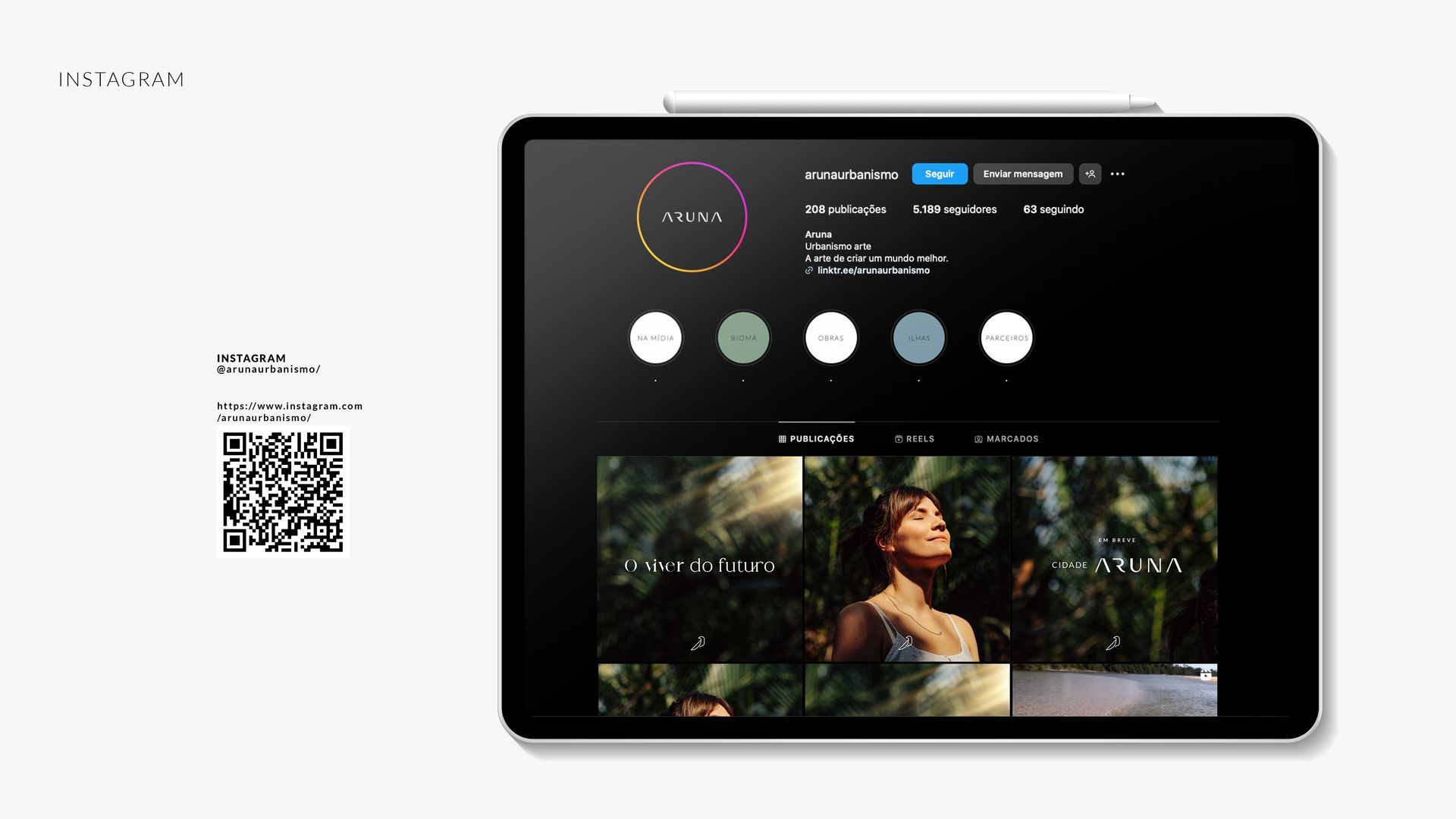 Tablet exibindo uma página de perfil de mídia social com um tema escuro e uma foto de uma mulher em uma floresta.