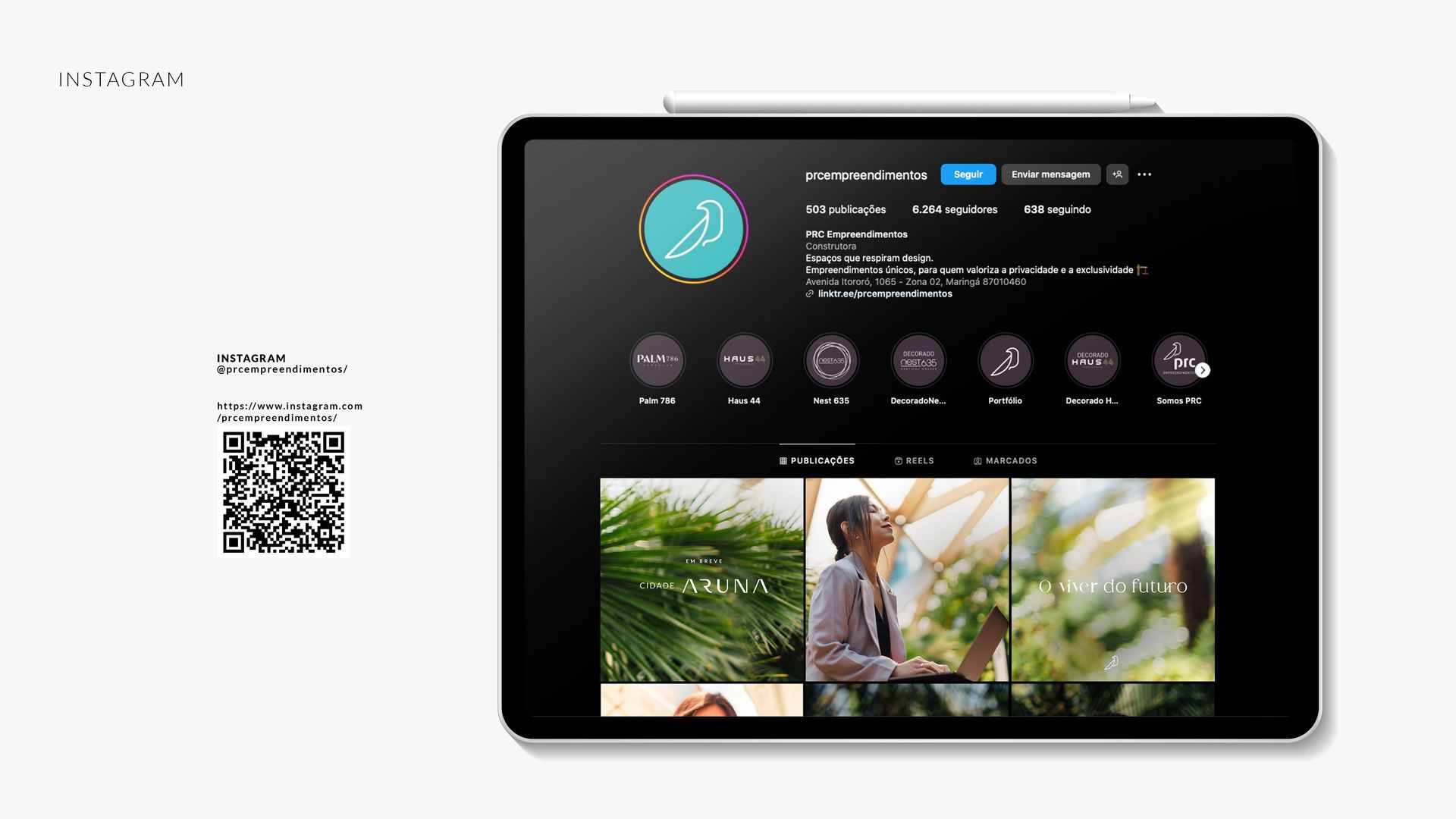 Um tablet exibe um perfil de usuário com um logotipo e fotos; um código QR está à esquerda.