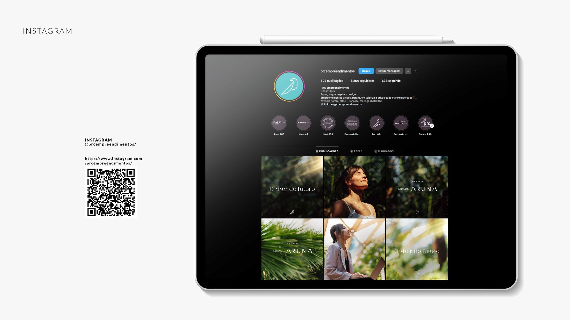Tablet exibindo um site com fotos com temas da natureza. Um código QR e texto são visíveis à esquerda.