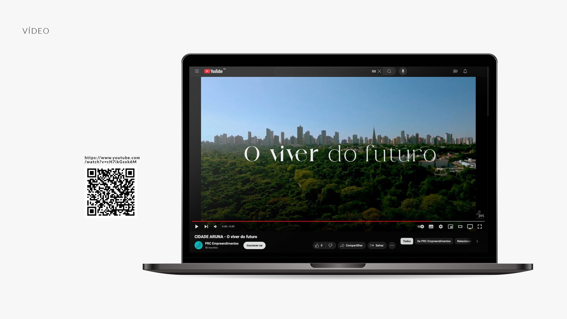 Laptop exibindo um vídeo do YouTube intitulado