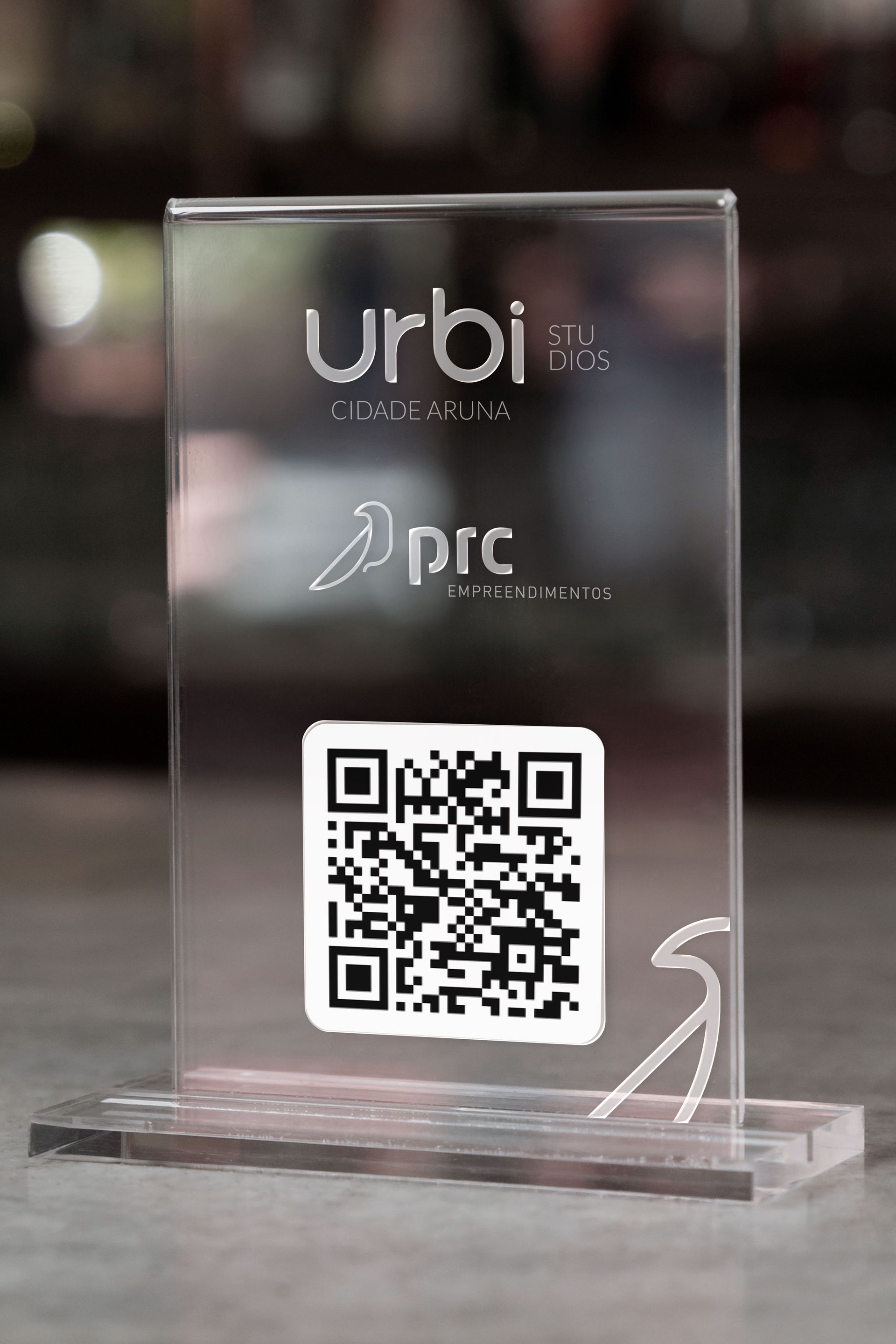 Mesa de acrílico transparente com o logotipo