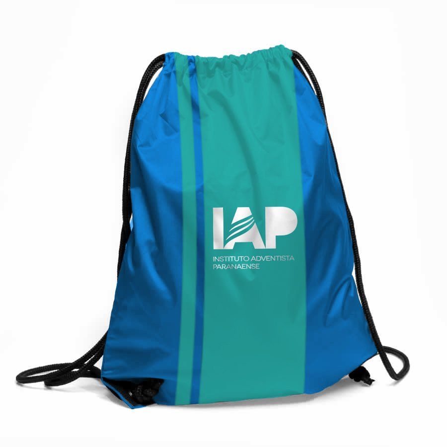 Bolsa azul com cordão, uma listra azul-petróleo e o logotipo
