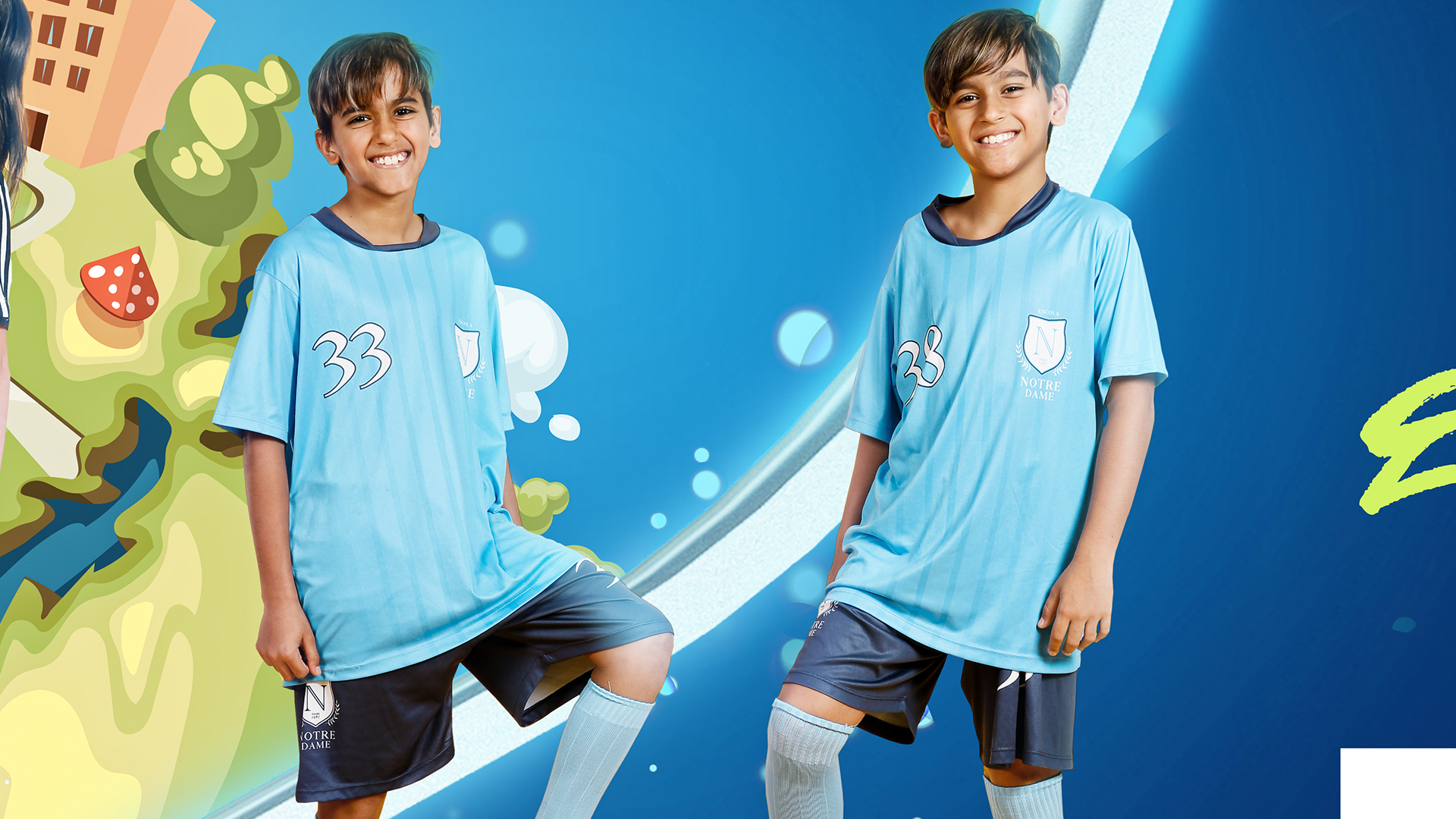 Dois garotos sorridentes vestindo camisas e shorts de futebol azuis, em pé sobre uma bola de futebol contra um fundo azul com elementos de desenho animado.