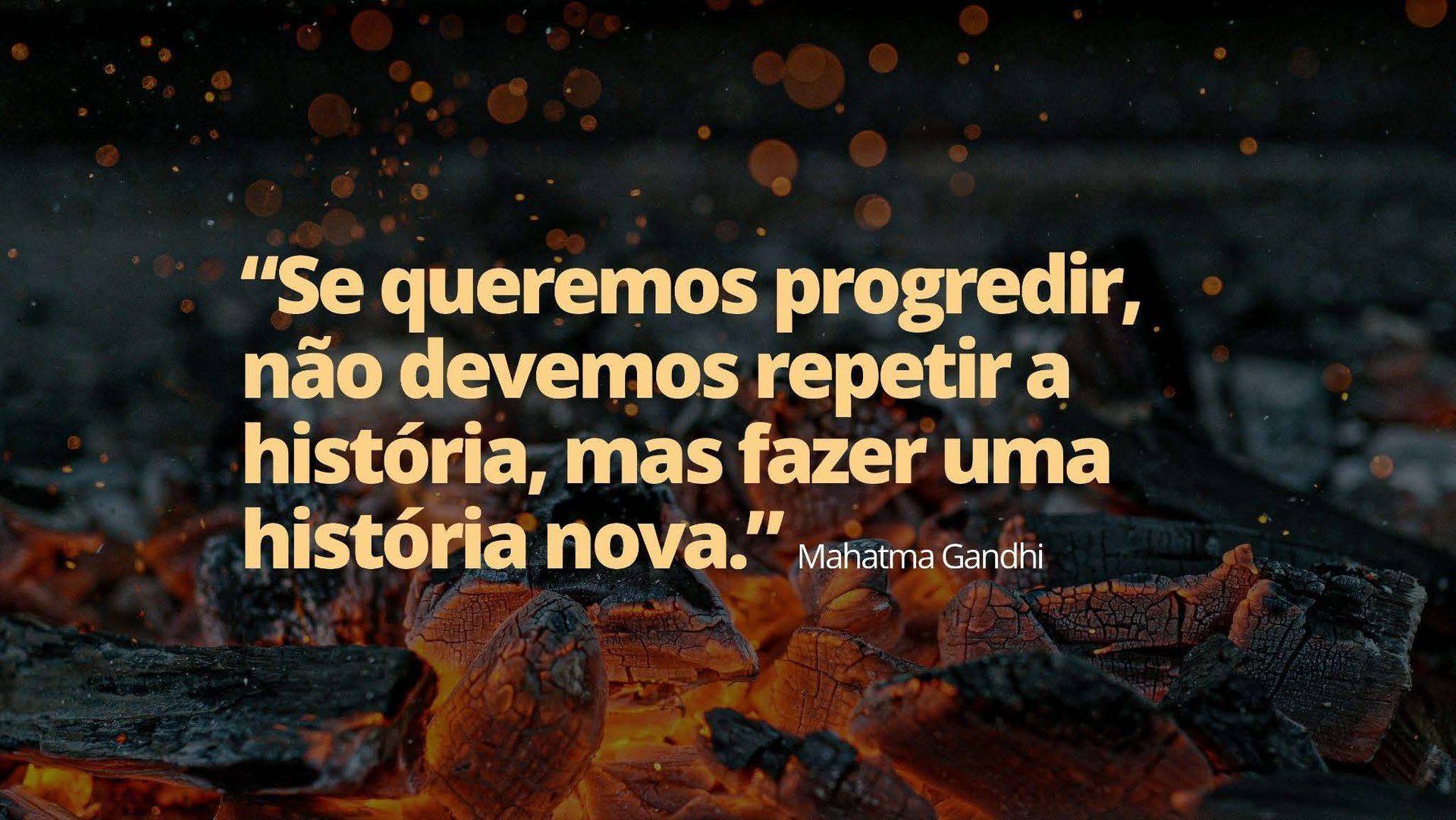 Citação de Mahatma Gandhi em português sobre um fundo de brasas brilhantes.