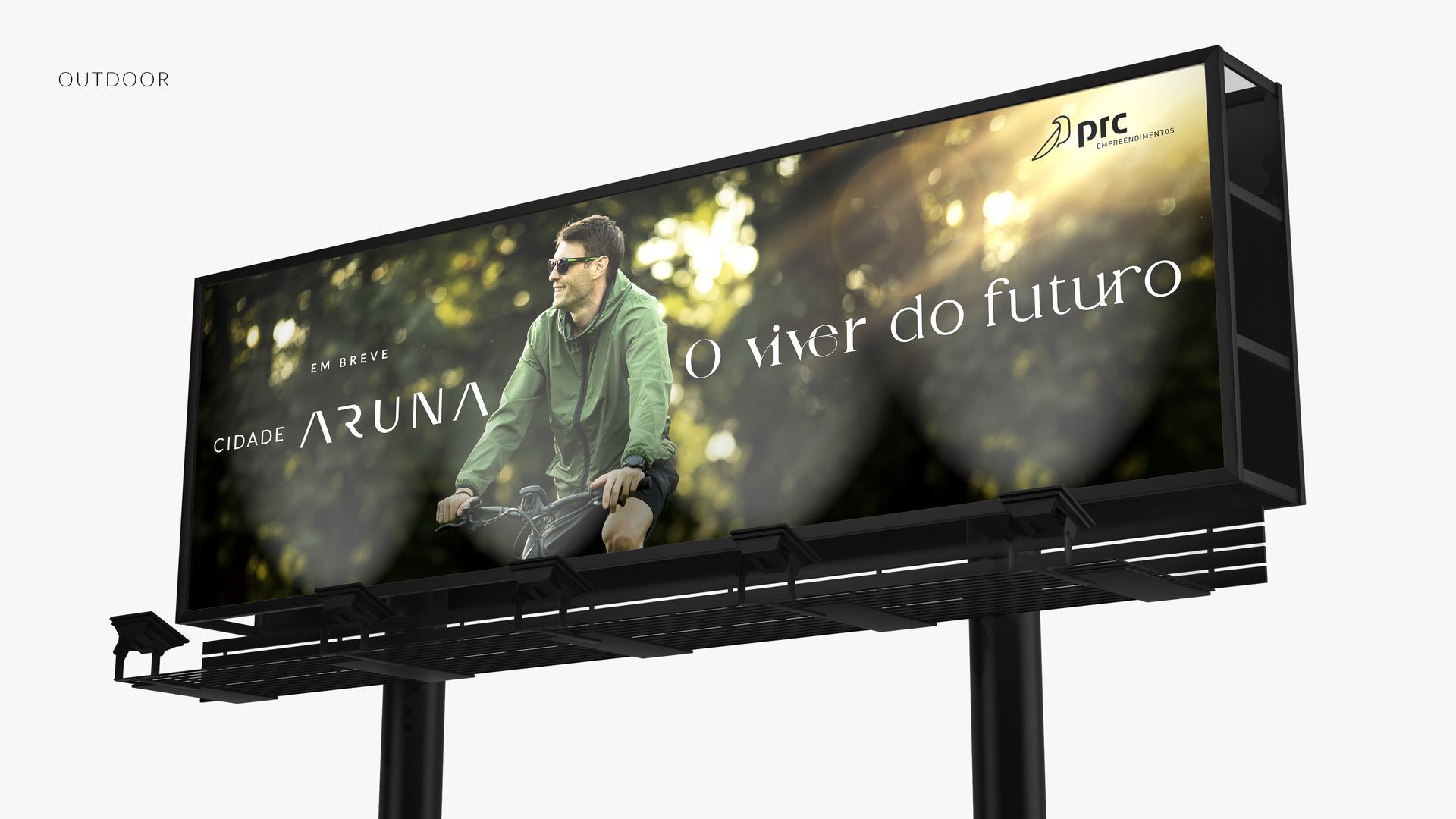 Outdoor com um homem andando de bicicleta, com o texto