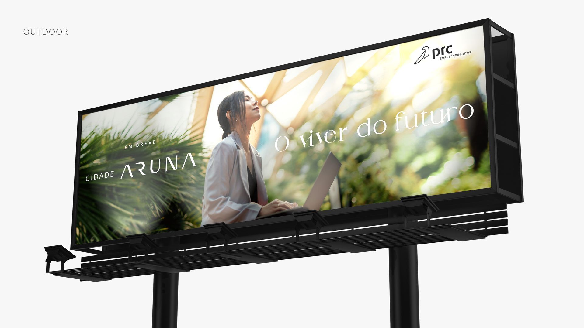 Outdoor de Aruna, mostrando uma mulher em um laptop com fundo ensolarado e texto.