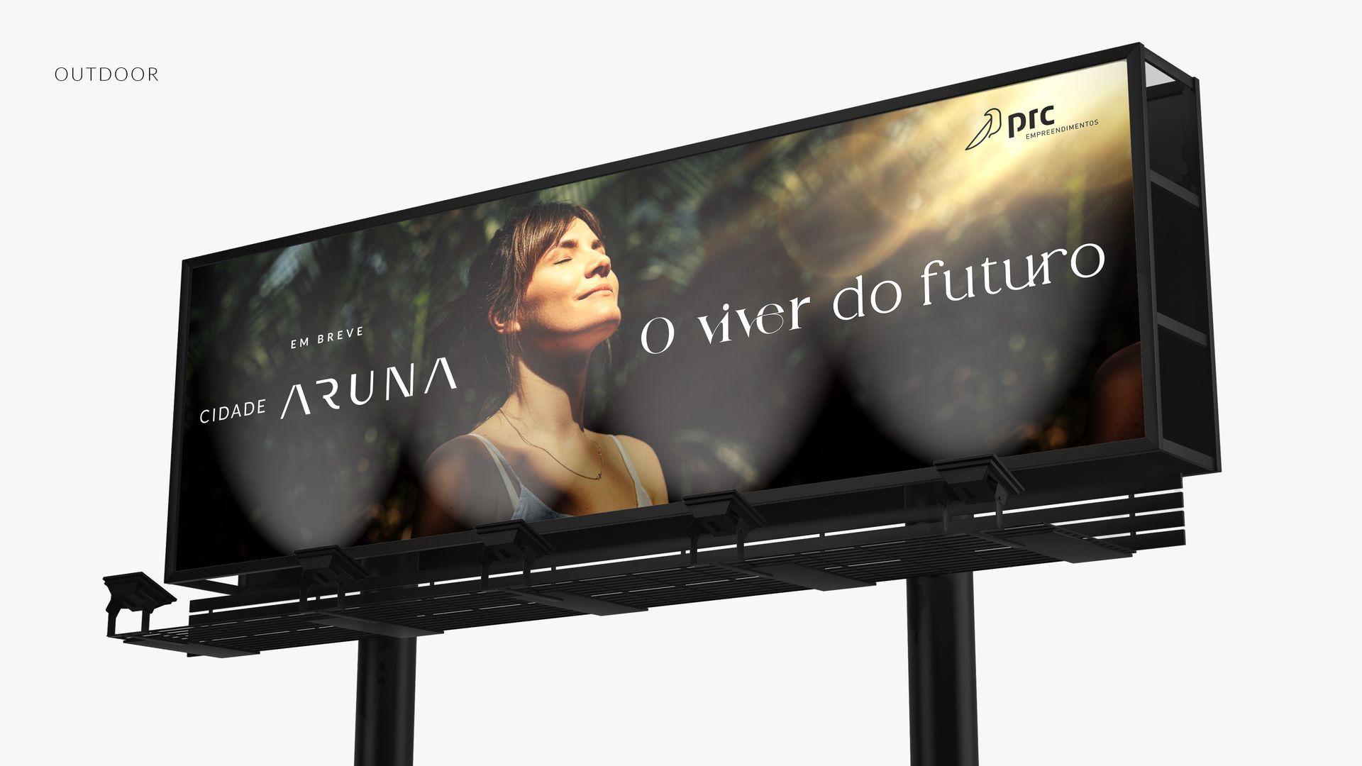 Outdoor com uma mulher olhando para cima em um cenário de floresta, com os textos 