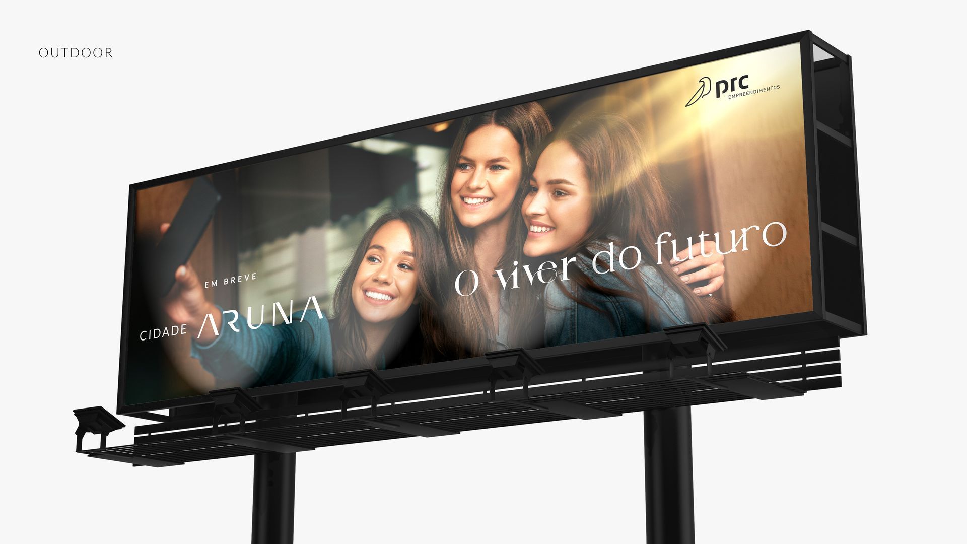 Outdoor com três mulheres sorridentes tirando uma selfie; o texto diz