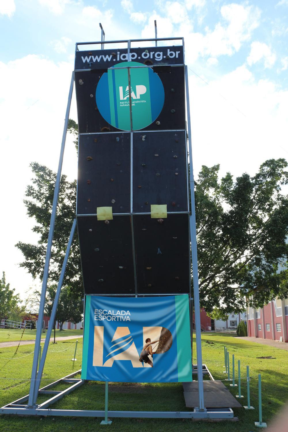 Parede de escalada ao ar livre com o logotipo