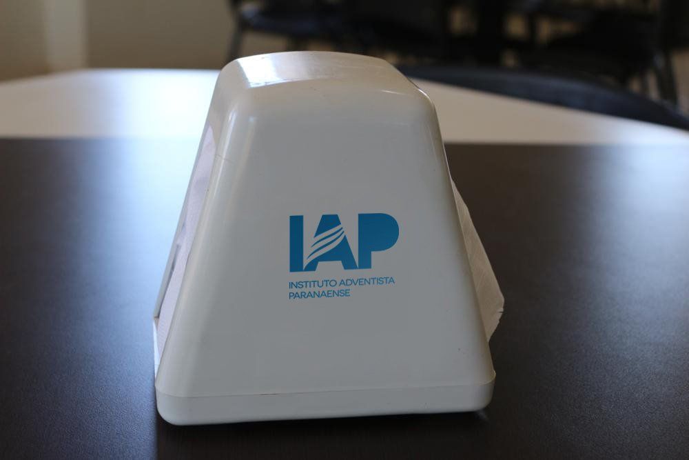 Porta-guardanapos branco com o logotipo