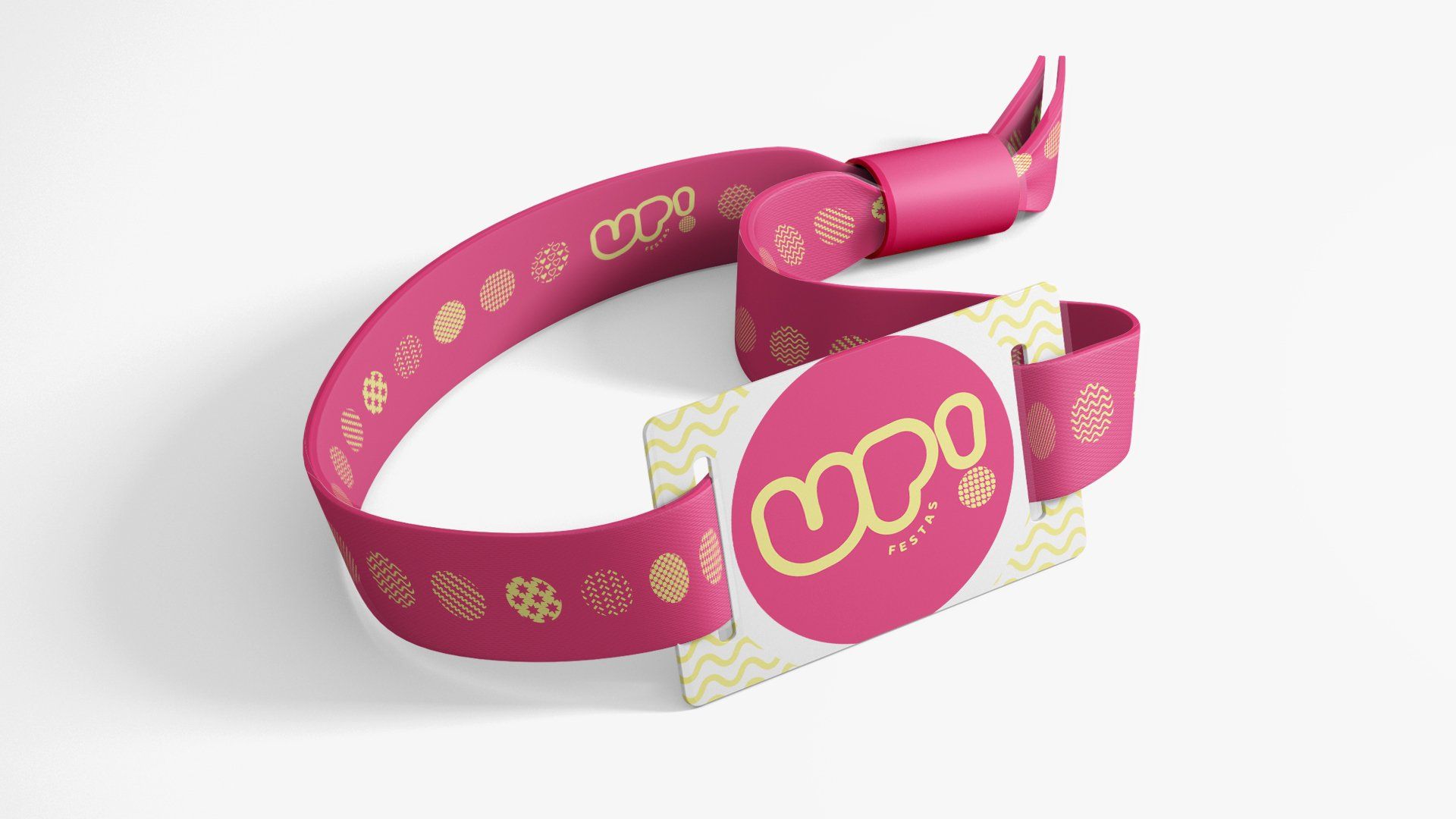 Uma pulseira rosa com um logotipo dourado está sobre uma superfície branca.