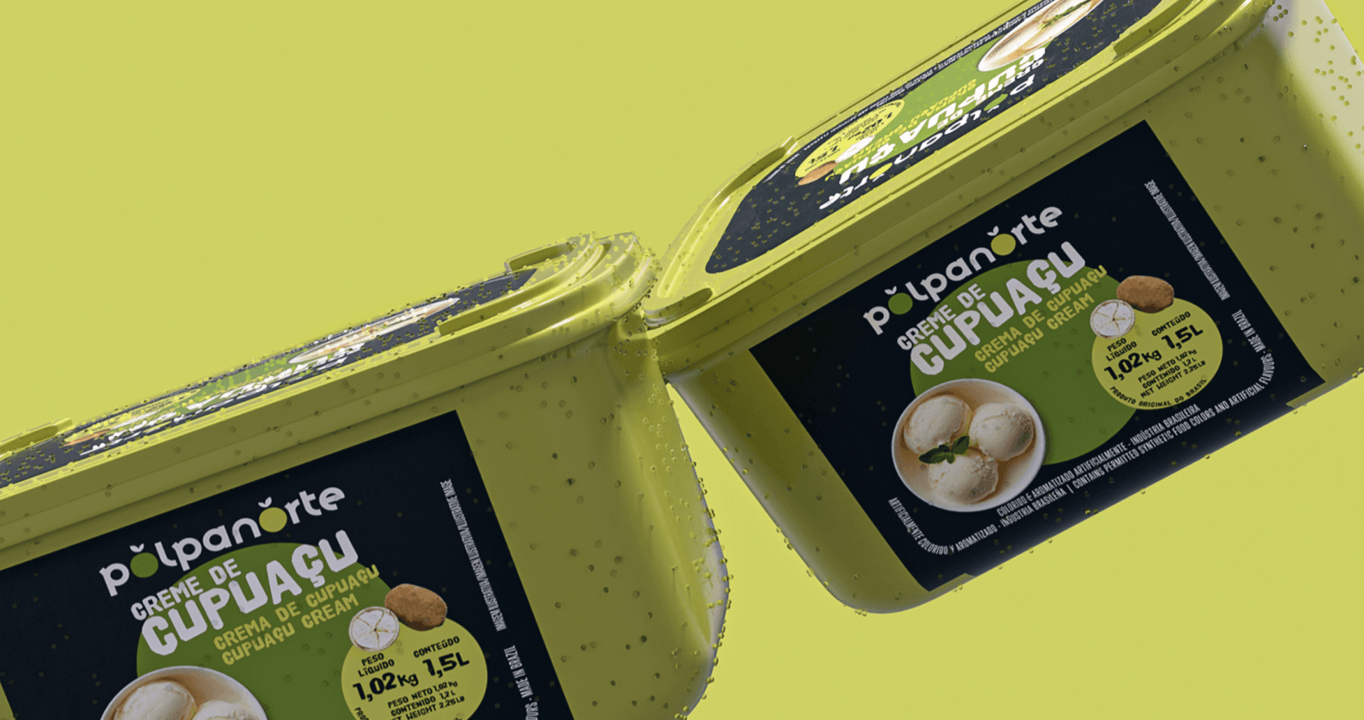 Dois recipientes de sorvete estão um ao lado do outro em um fundo amarelo.