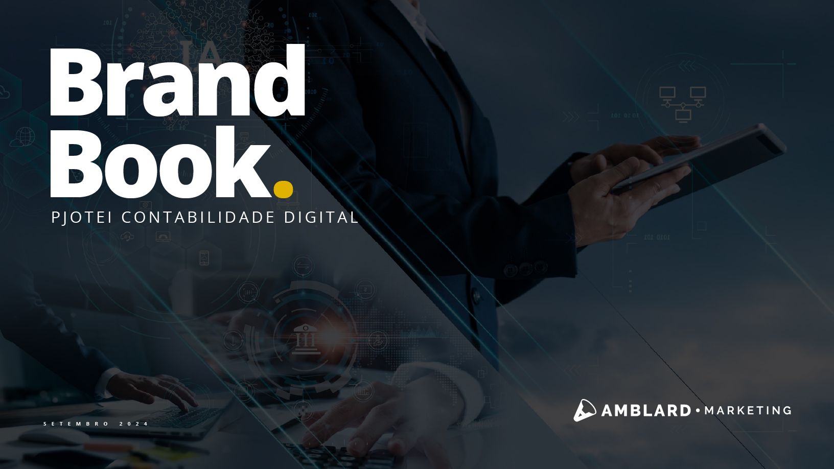 Uma pessoa está segurando um celular em frente a um laptop.