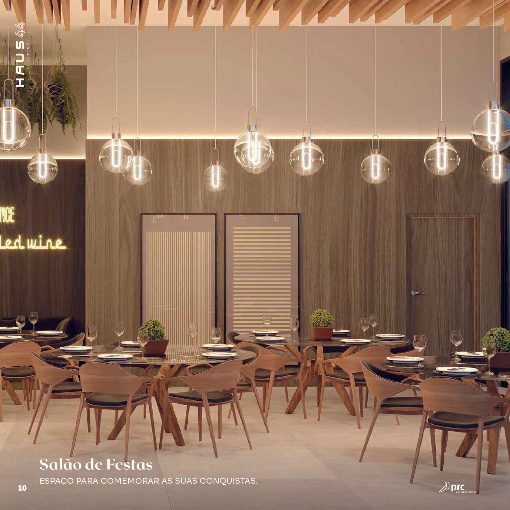 Uma área de jantar festiva com mesas e cadeiras de madeira escura, decoradas com luzes globo penduradas e um letreiro de neon na parede.