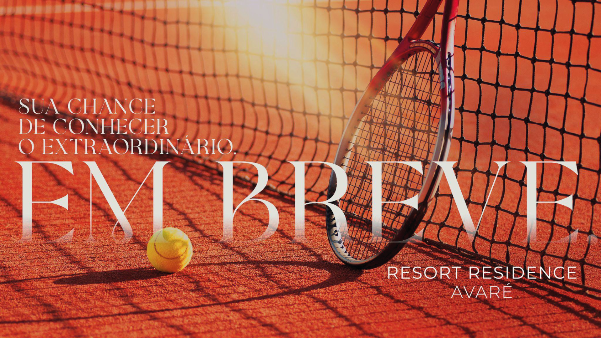 Uma bola de tênis e uma raquete estão em uma quadra de tênis