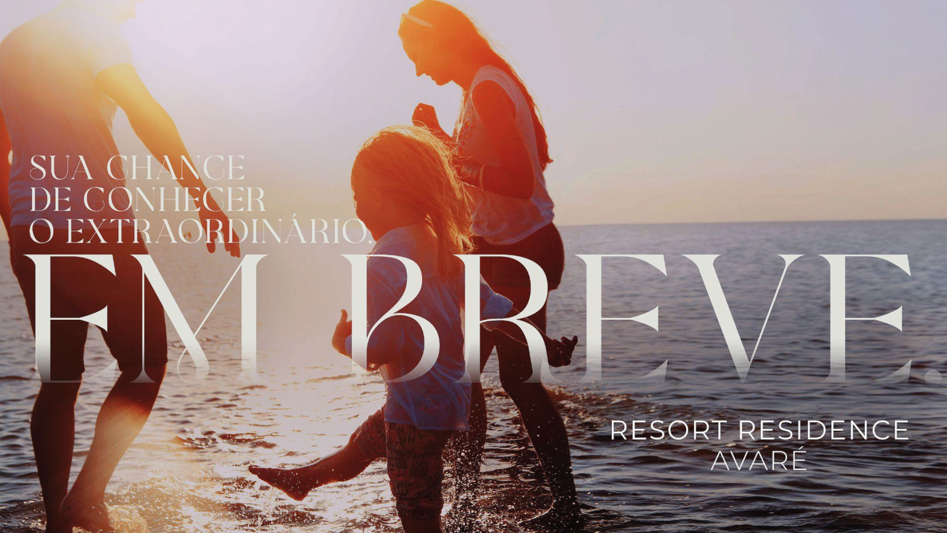 Um homem e duas crianças estão em uma praia com as palavras fm breve na parte inferior