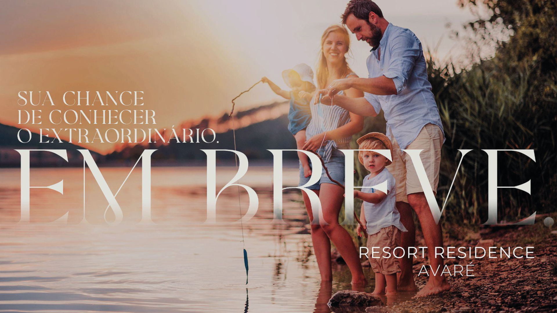 Uma família está pescando na margem de um lago.